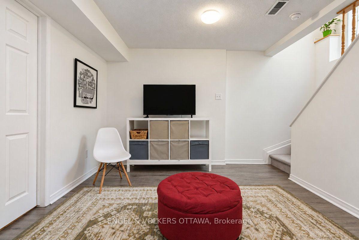 Photo 39 of 154 College Circle, Ottawa, Castle Heights — HOMEH