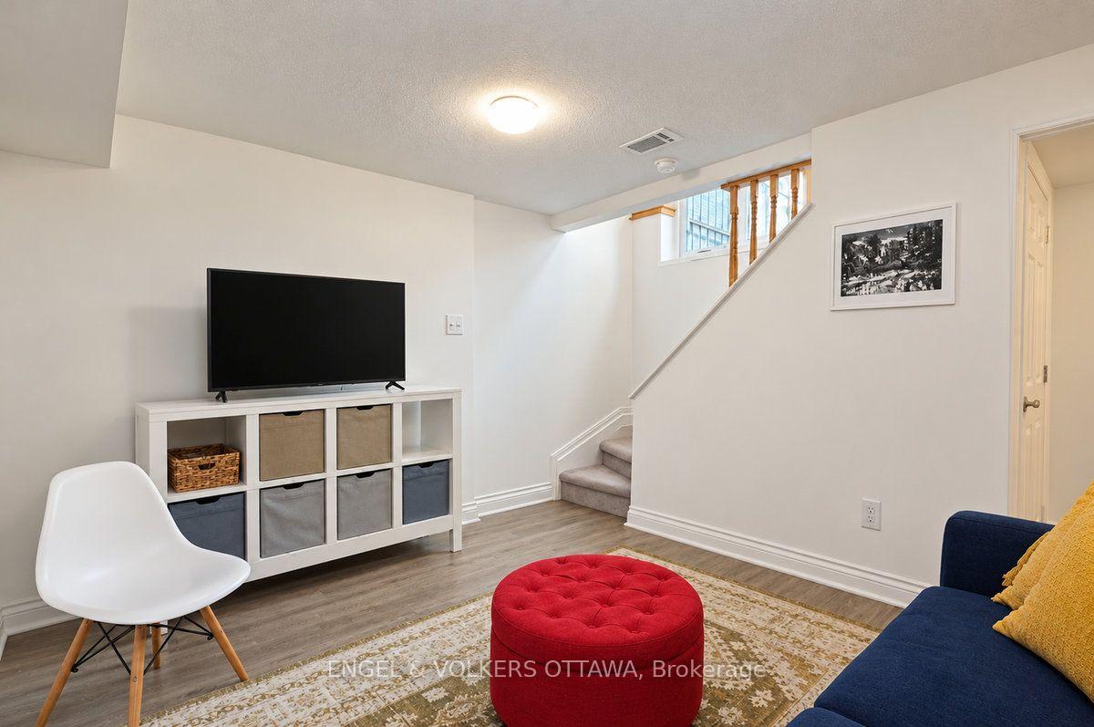 Photo 40 of 154 College Circle, Ottawa, Castle Heights — HOMEH