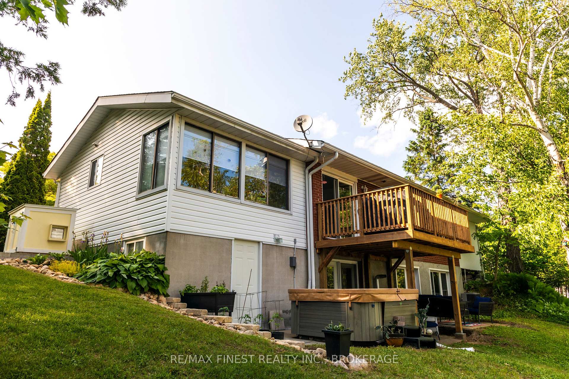 Photo 3 of 1016 Jewel Road, Frontenac, Frontenac North — HOMEH