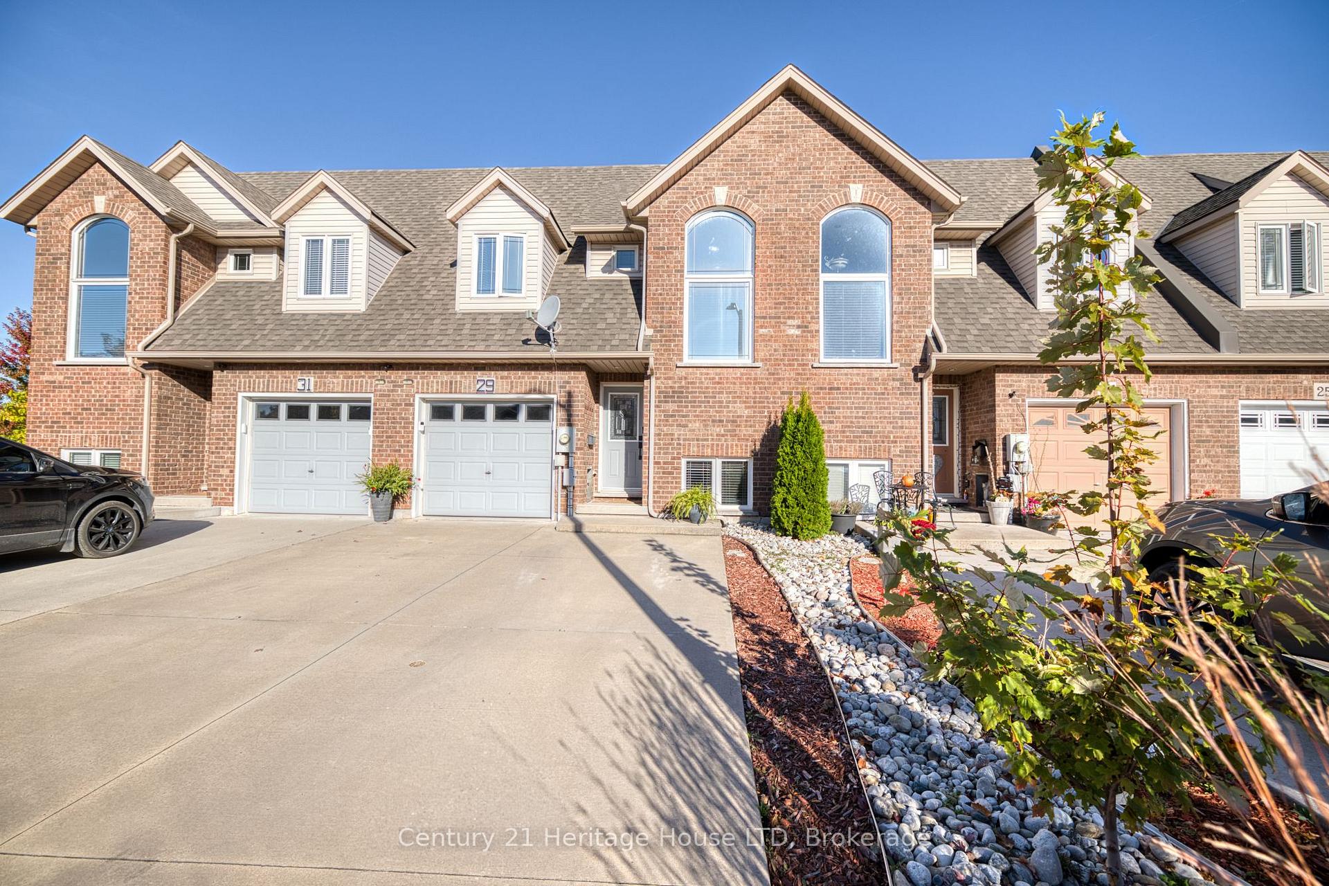 Photo 3 of 29 Bluegrass Crescent, St. Catharines, Oakdale — HOMEH