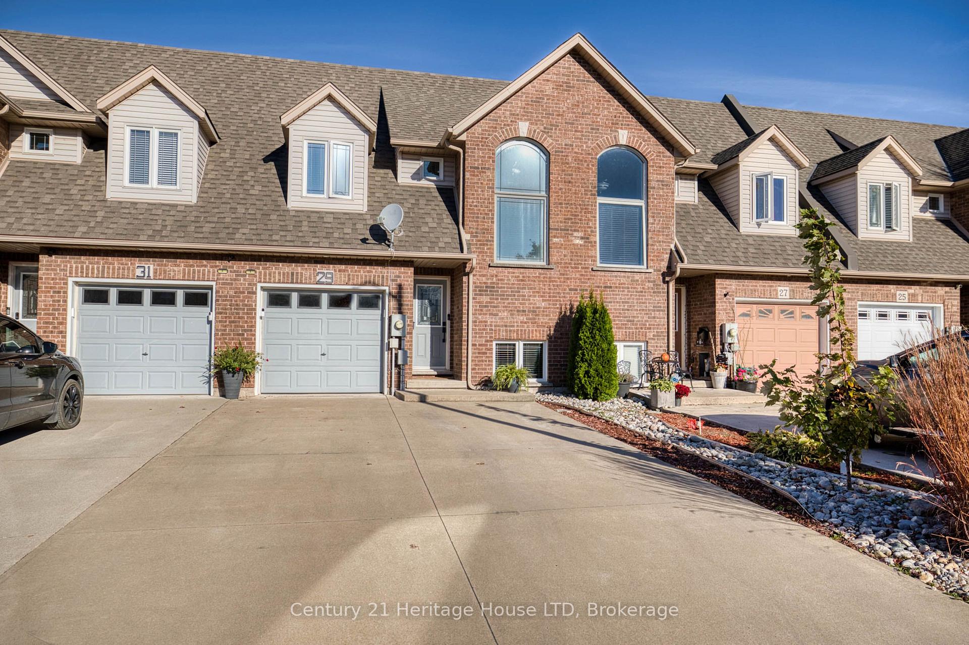Photo 2 of 29 Bluegrass Crescent, St. Catharines, Oakdale — HOMEH