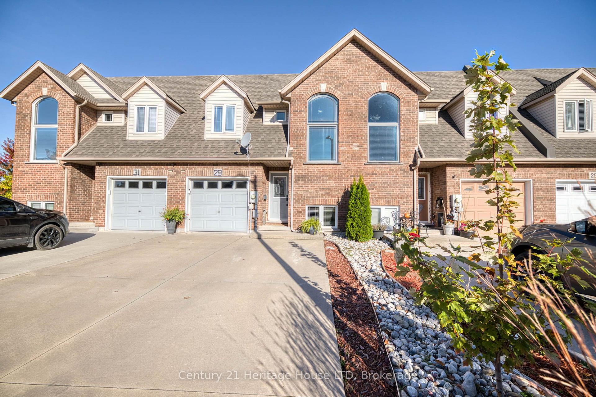 Photo 4 of 29 Bluegrass Crescent, St. Catharines, Oakdale — HOMEH