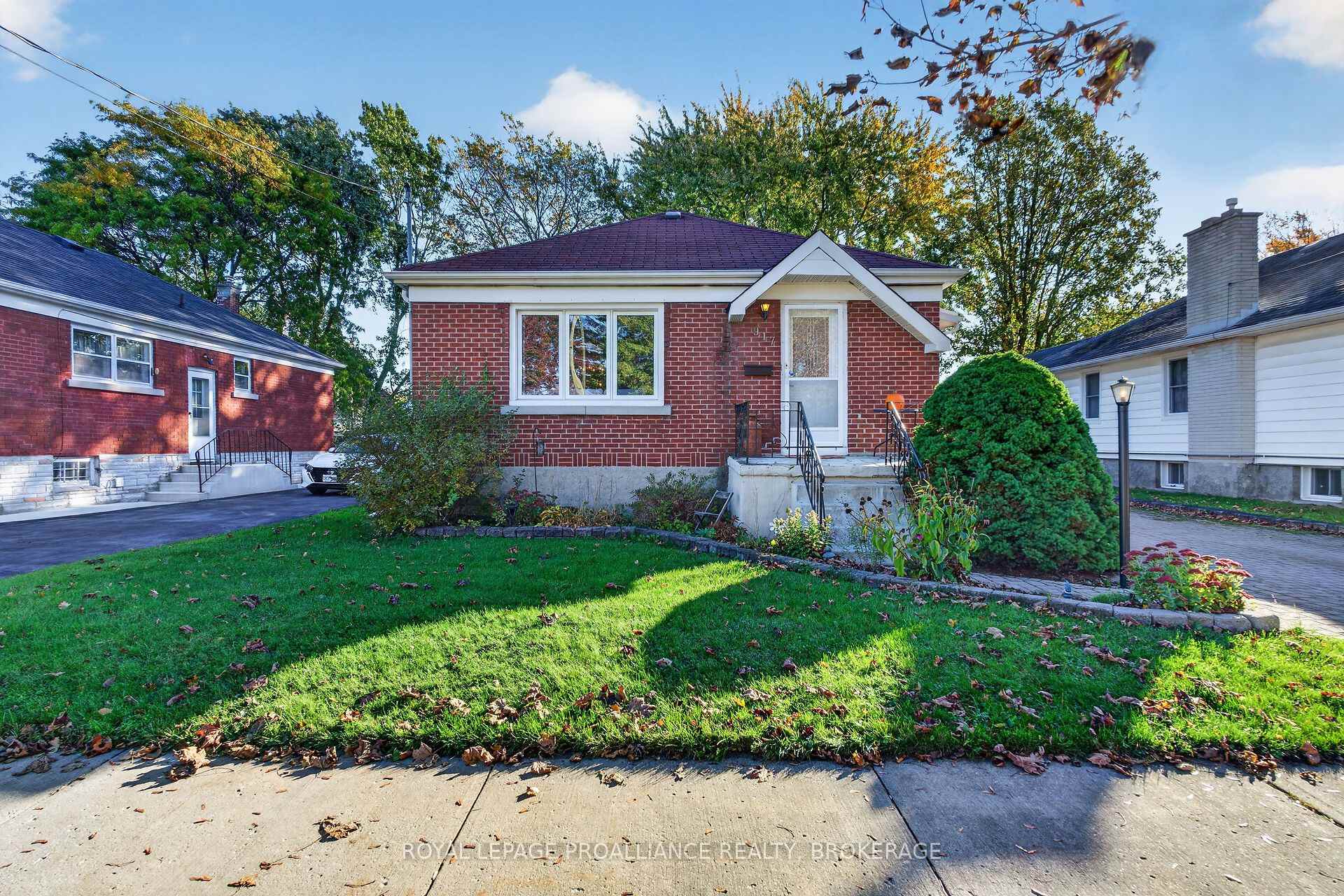 Photo 4 of 917 Victoria Street, Kingston, East of Sir John A. Blvd — HOMEH