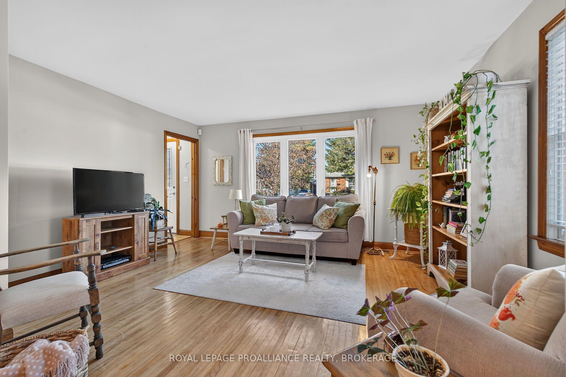 Photo 8 of 917 Victoria Street, Kingston, East of Sir John A. Blvd — HOMEH