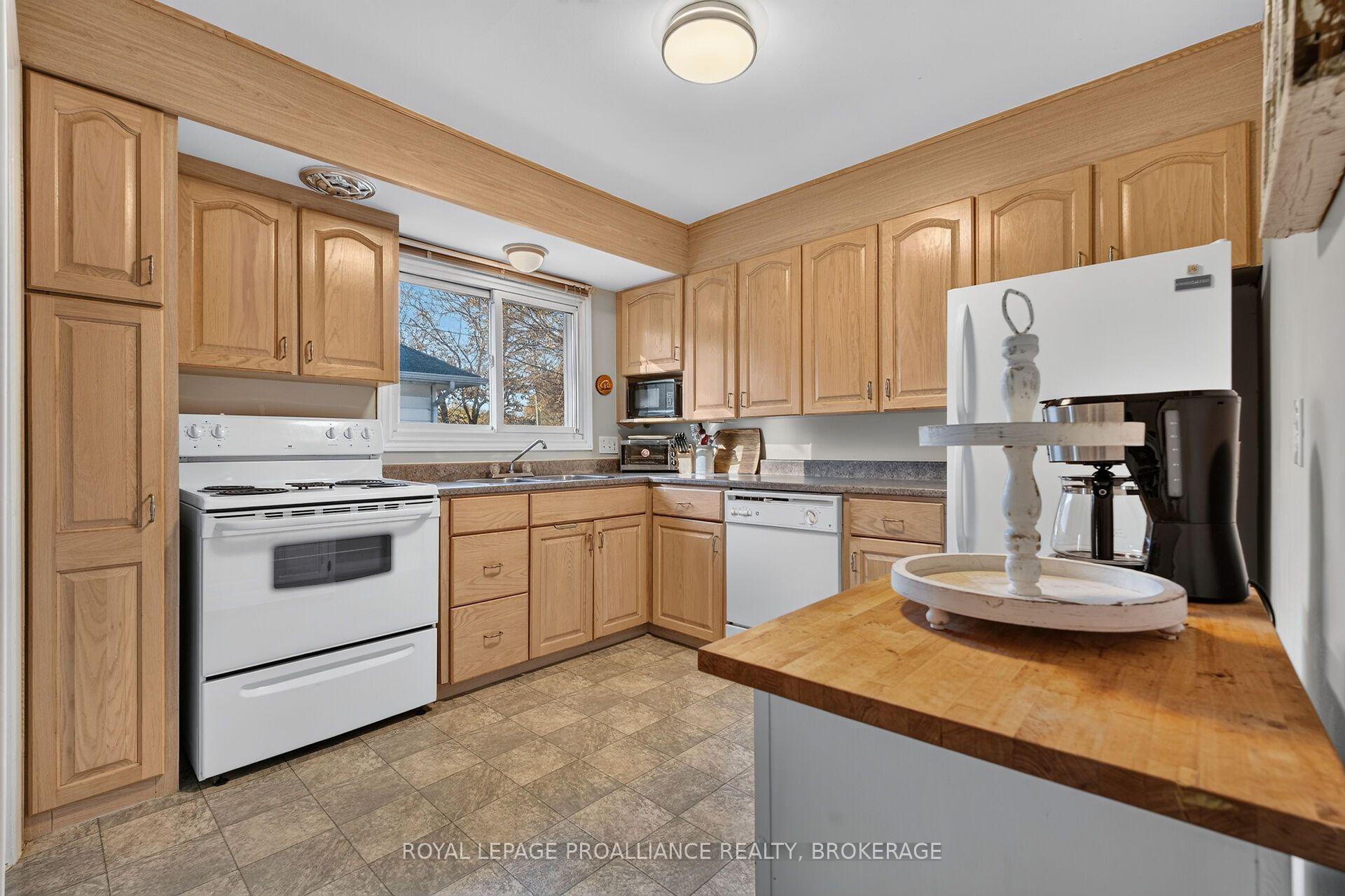 Photo 12 of 917 Victoria Street, Kingston, East of Sir John A. Blvd — HOMEH