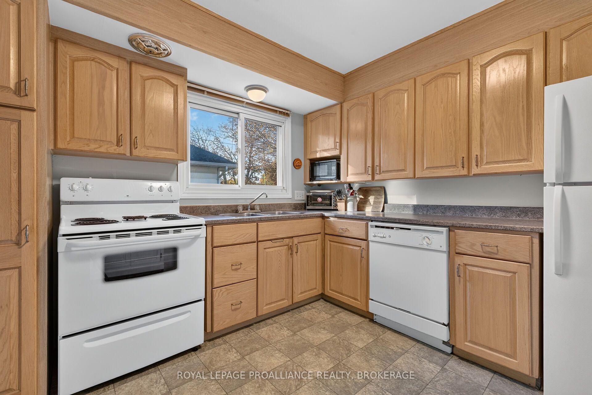 Photo 13 of 917 Victoria Street, Kingston, East of Sir John A. Blvd — HOMEH