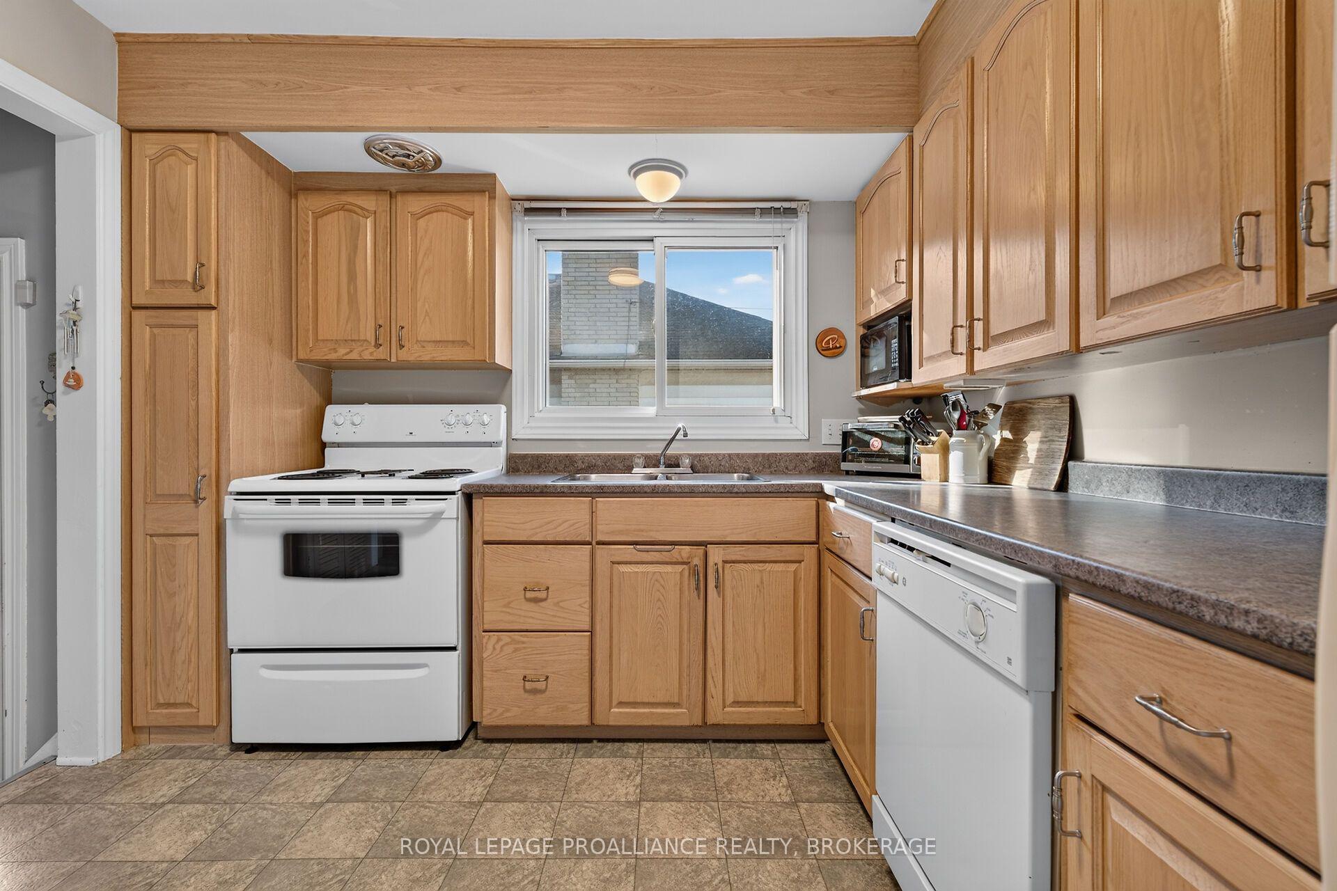 Photo 14 of 917 Victoria Street, Kingston, East of Sir John A. Blvd — HOMEH