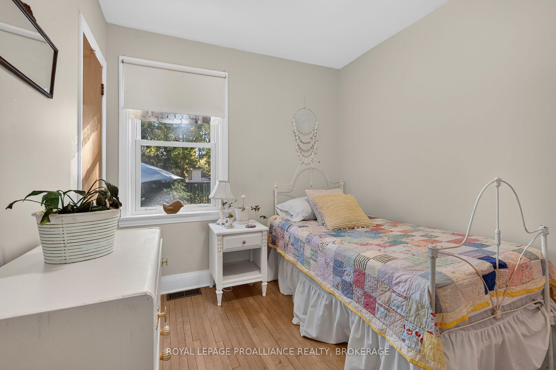 Photo 20 of 917 Victoria Street, Kingston, East of Sir John A. Blvd — HOMEH