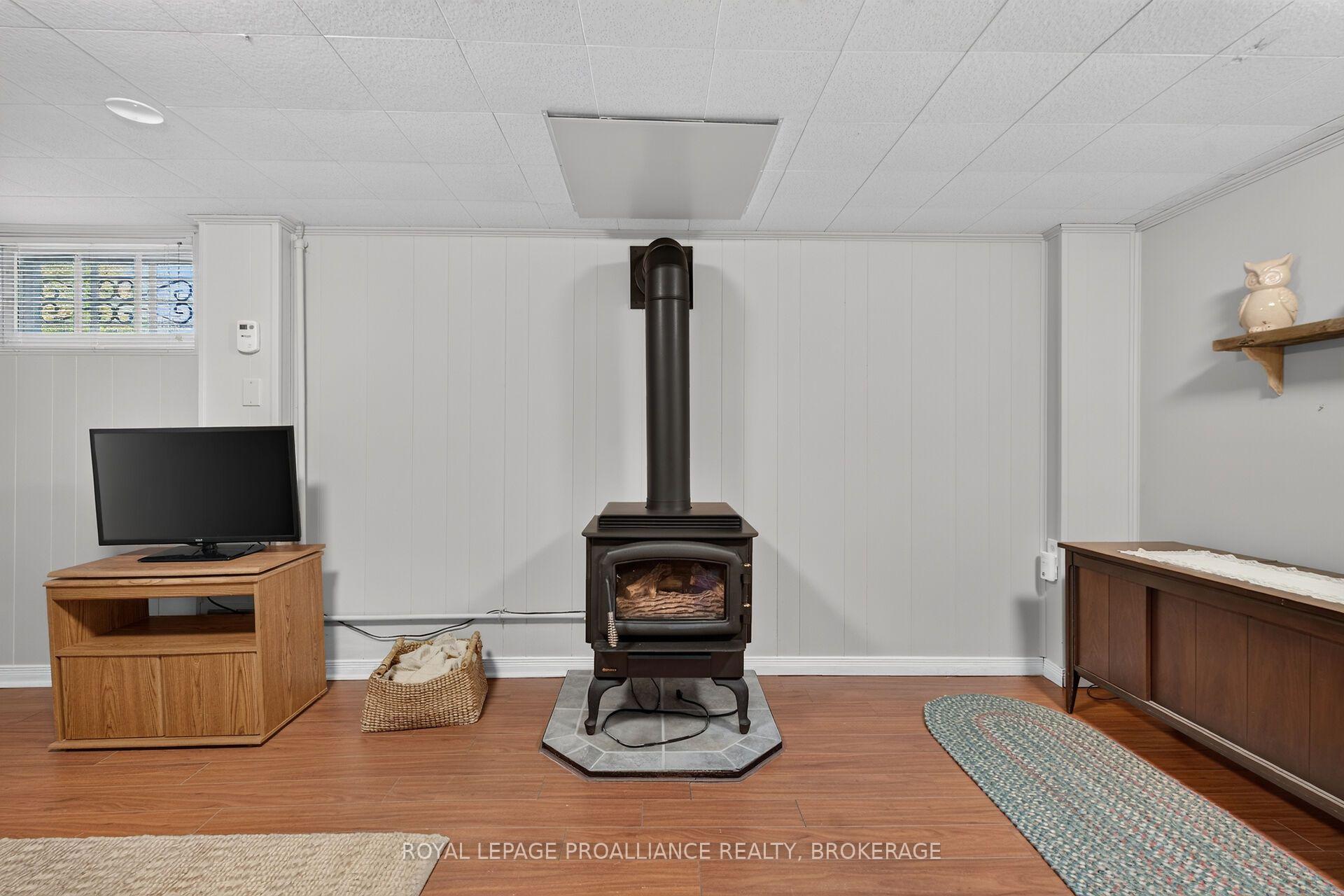Photo 28 of 917 Victoria Street, Kingston, East of Sir John A. Blvd — HOMEH