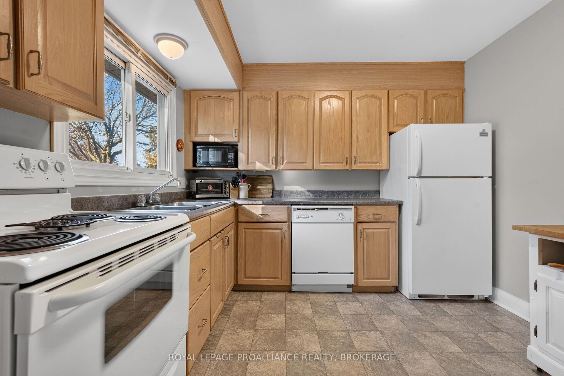 Photo 31 of 917 Victoria Street, Kingston, East of Sir John A. Blvd — HOMEH