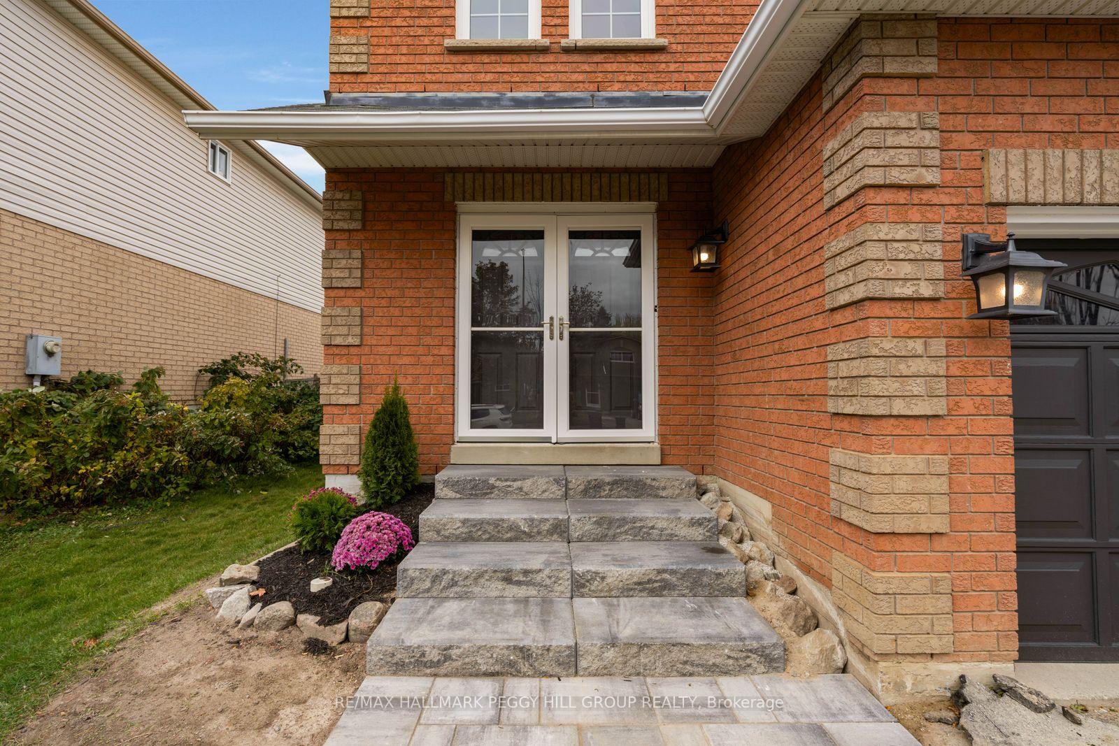 Photo 2 of 10 Kate Aitken Crescent, New Tecumseth, Beeton — HOMEH