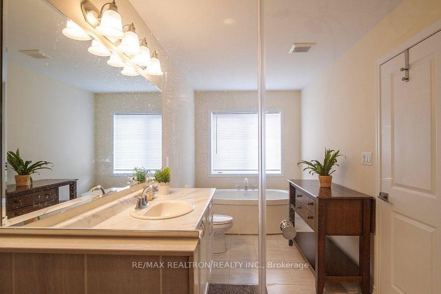 Photo 15 of 30 Vaudeville Drive, Etobicoke, Alderwood — HOMEH