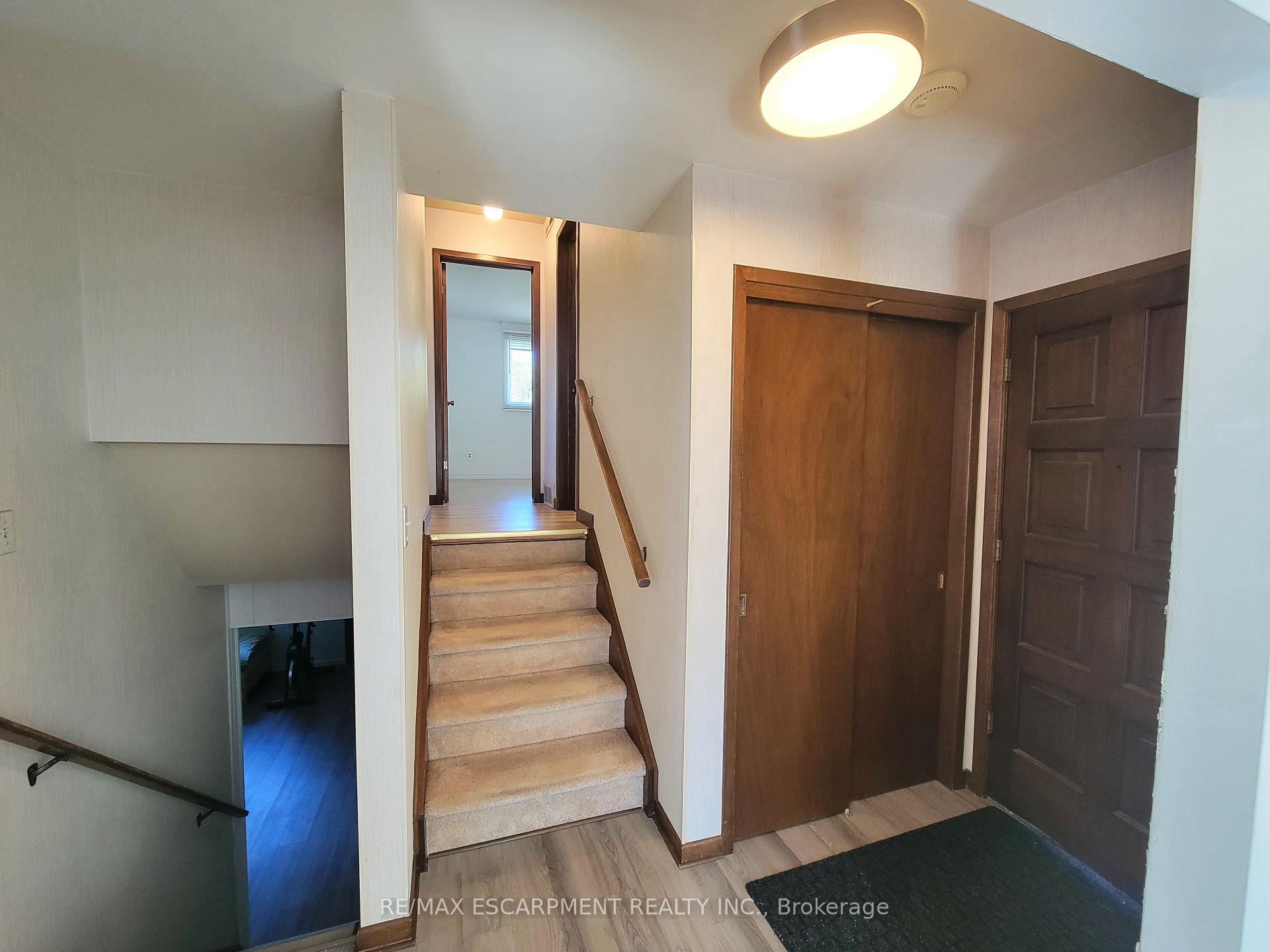 Photo 3 of Unit Main, 9 Charleen Circle, St. Catharines, Carlton/Bunting — HOMEH