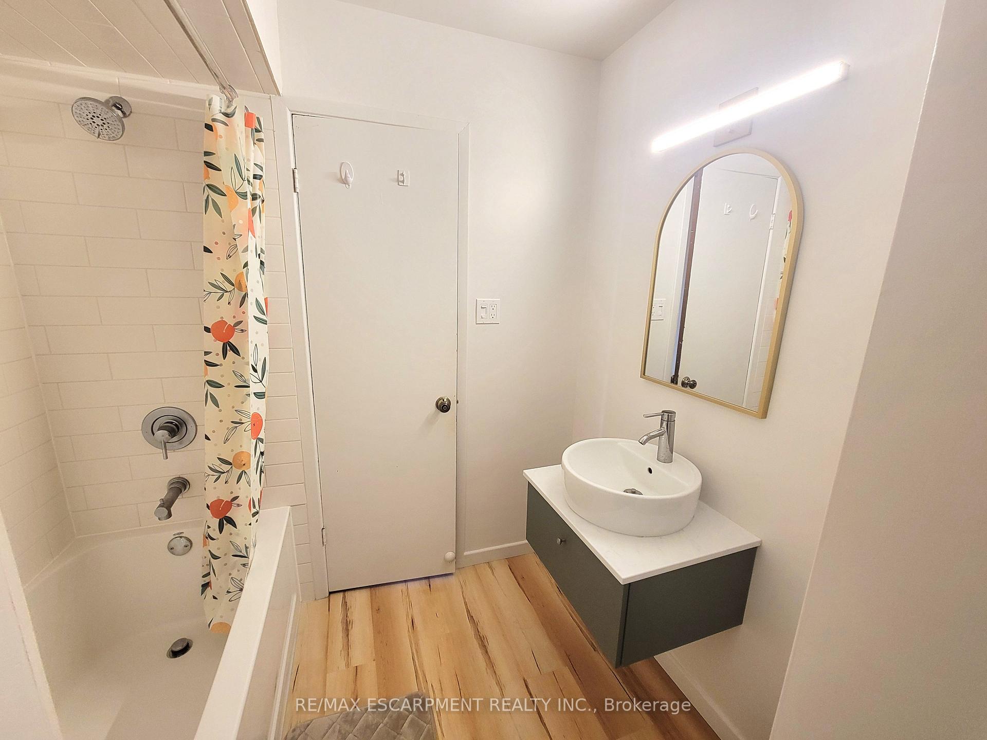 Photo 8 of Unit Main, 9 Charleen Circle, St. Catharines, Carlton/Bunting — HOMEH