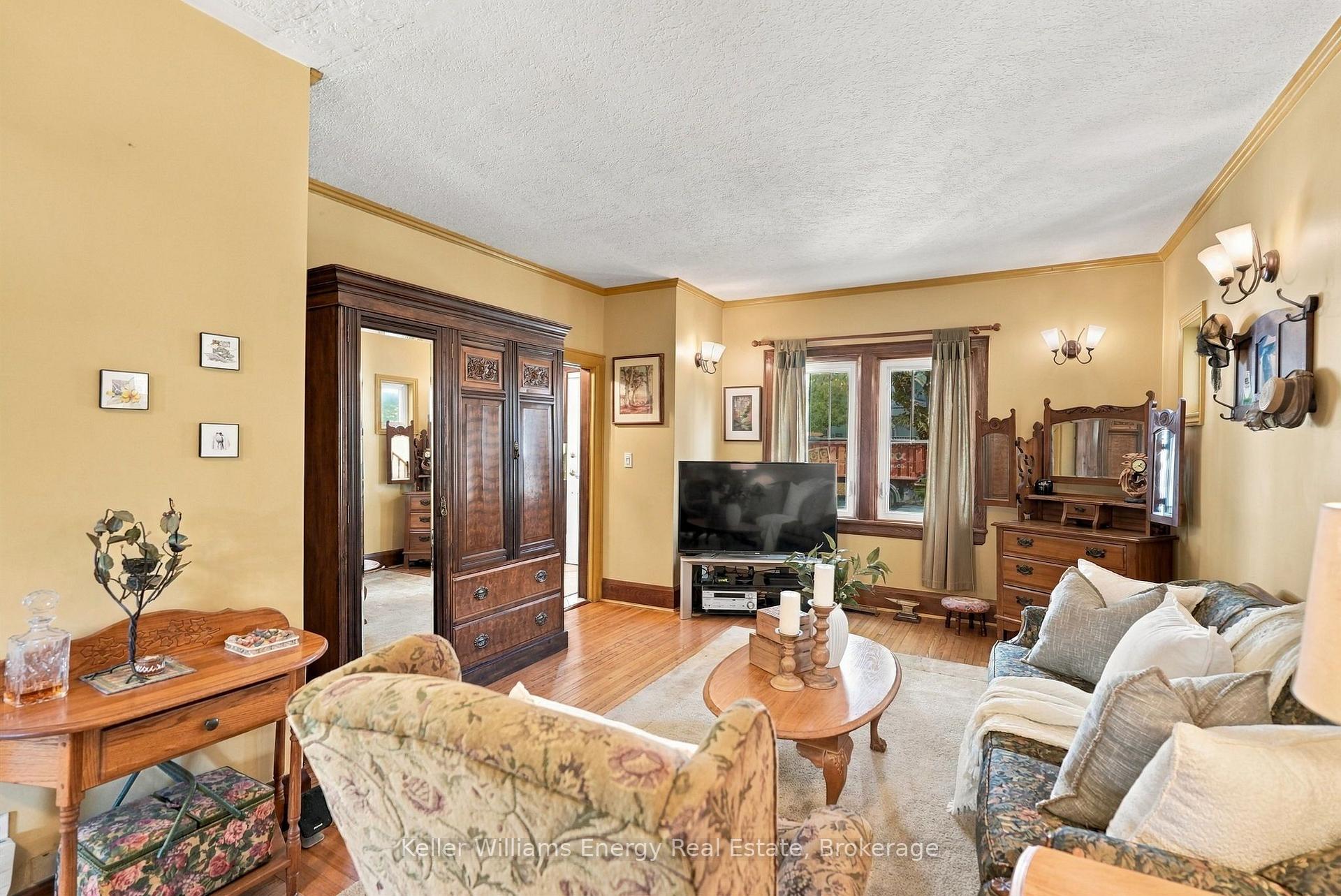Photo 6 of 256 Grooms Avenue, Oshawa, O'Neill — HOMEH