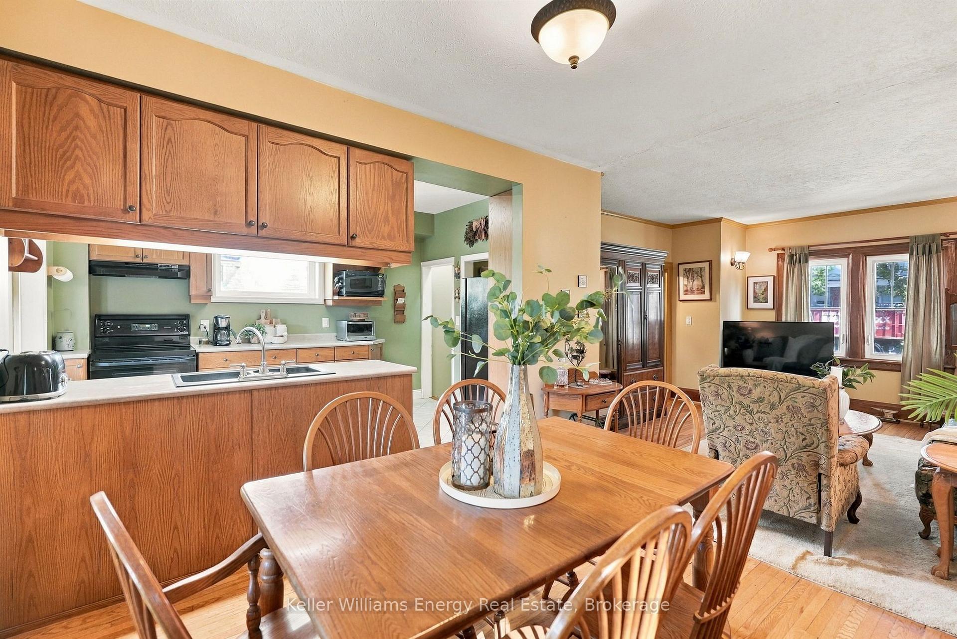 Photo 8 of 256 Grooms Avenue, Oshawa, O'Neill — HOMEH
