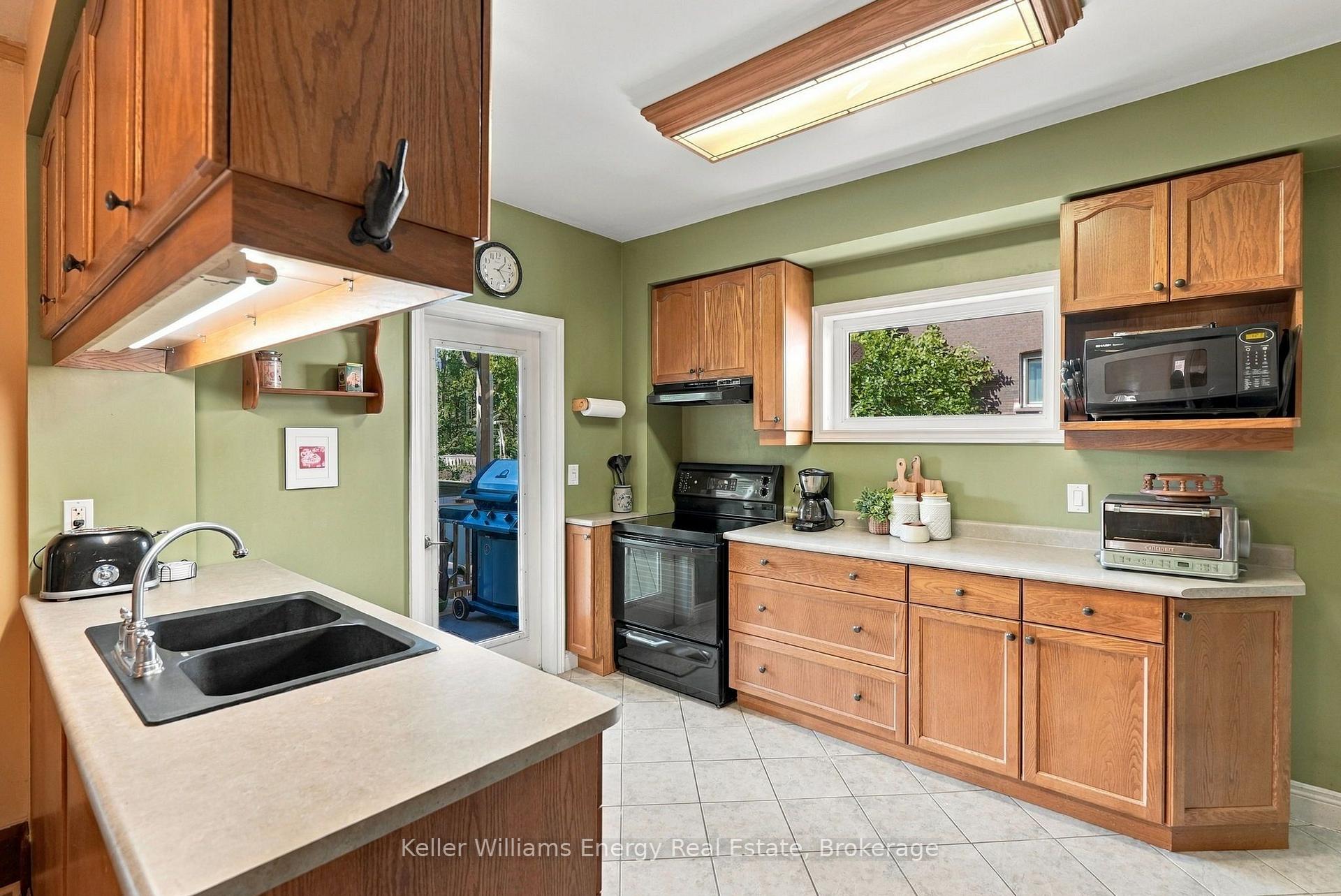Photo 9 of 256 Grooms Avenue, Oshawa, O'Neill — HOMEH
