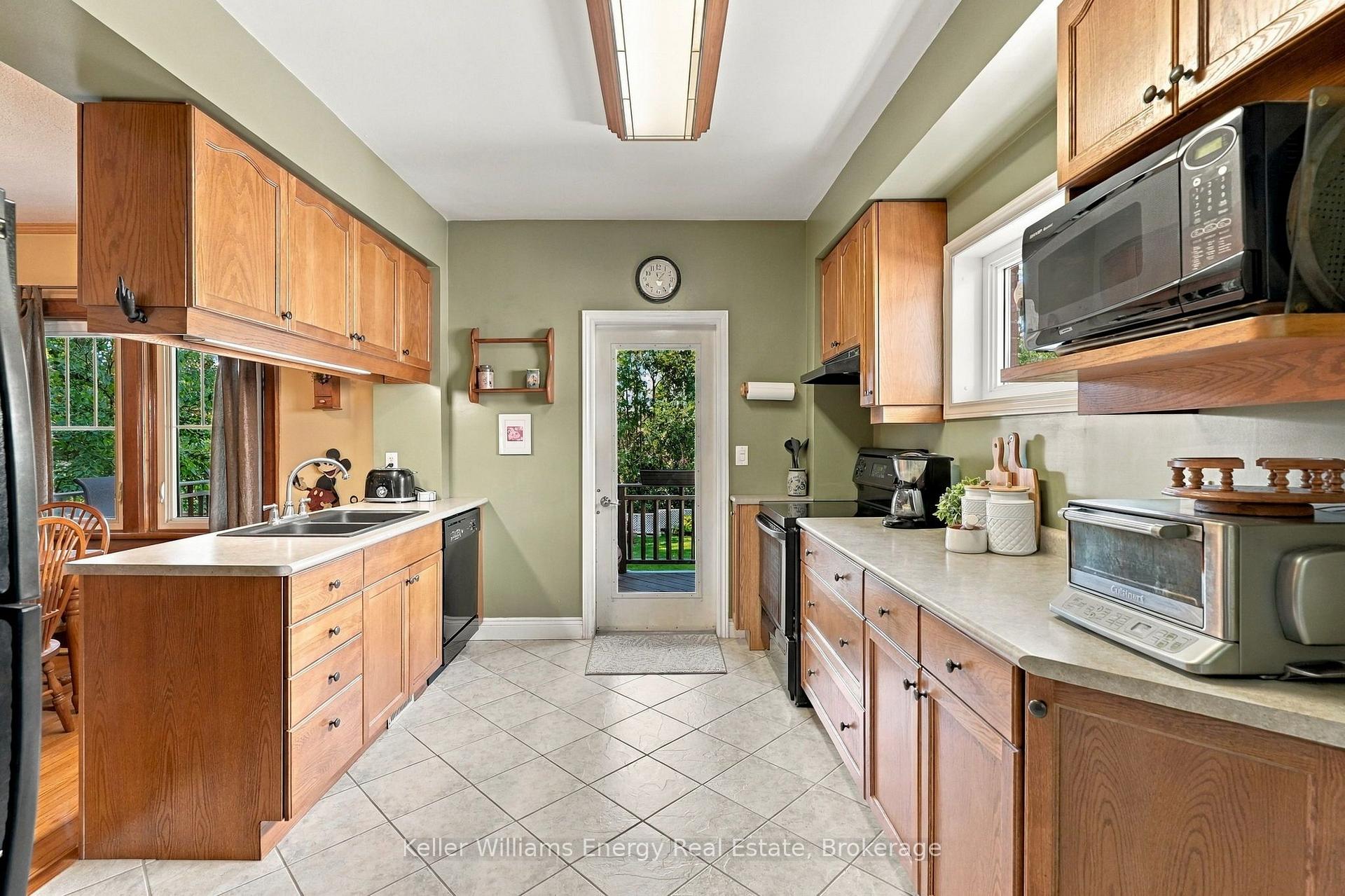 Photo 10 of 256 Grooms Avenue, Oshawa, O'Neill — HOMEH