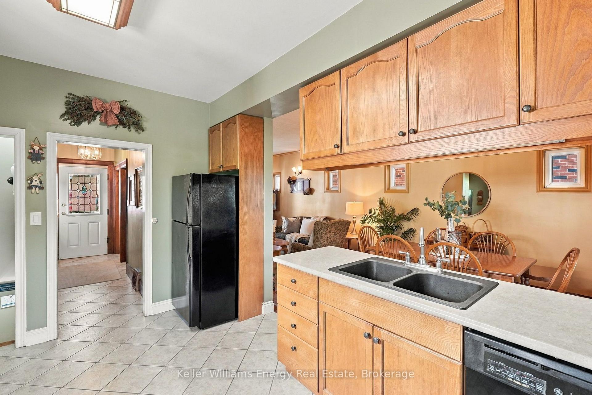Photo 12 of 256 Grooms Avenue, Oshawa, O'Neill — HOMEH