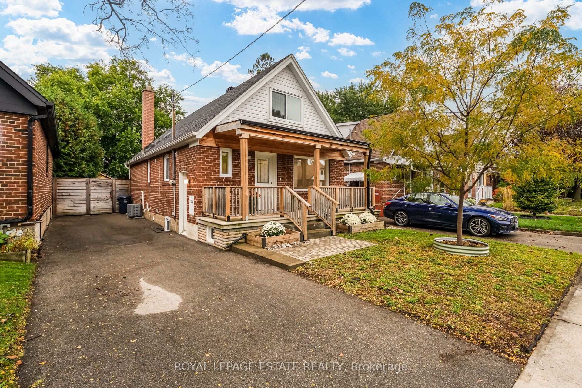 Photo 3 of 12 Norlong Boulevard, Toronto, East York — HOMEH