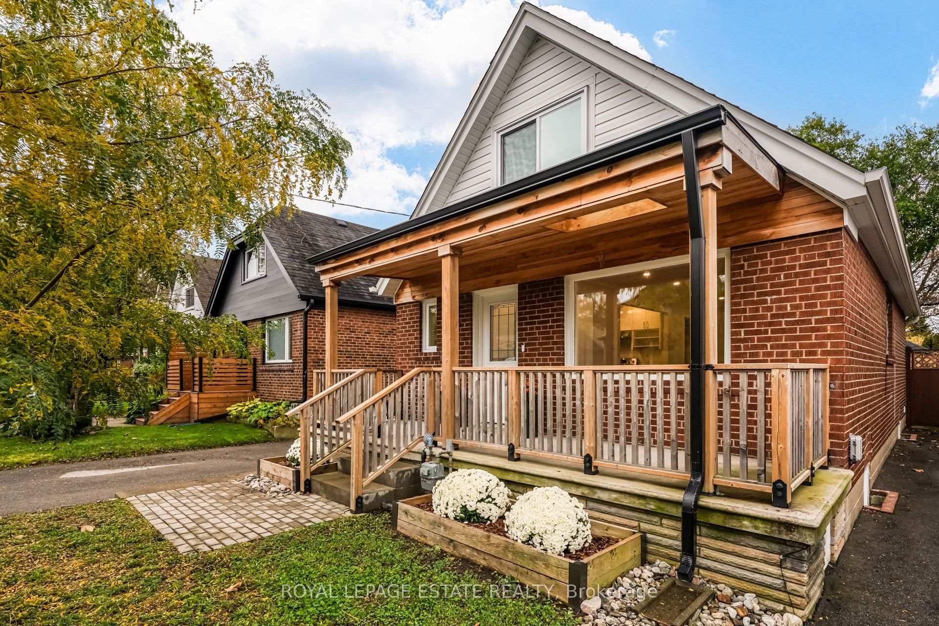 Photo 4 of 12 Norlong Boulevard, Toronto, East York — HOMEH