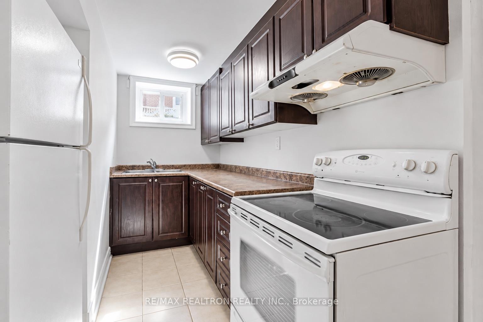 Photo 3 of 7 Aragon Avenue, Scarborough, Tam O'Shanter-Sullivan — HOMEH