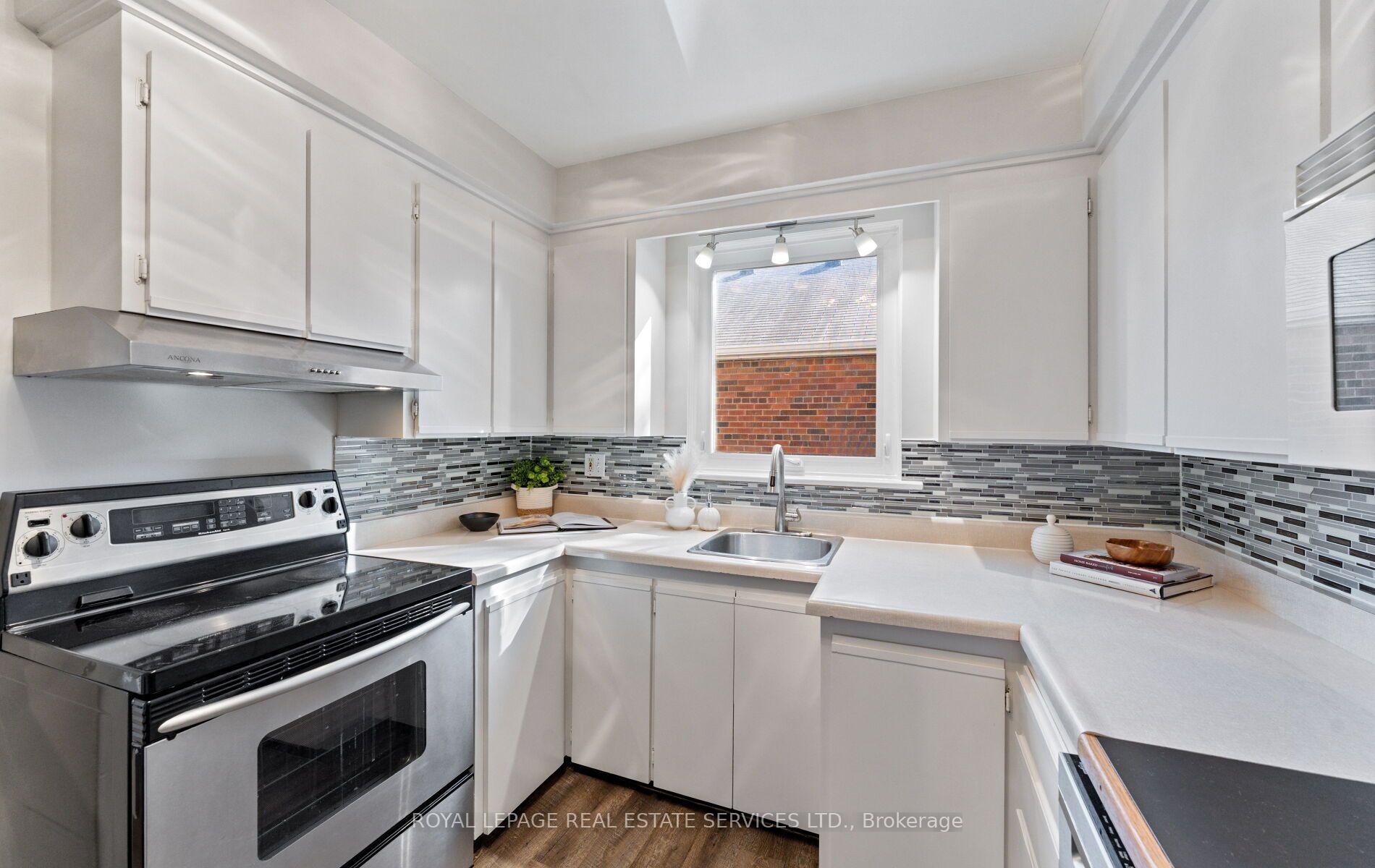 Photo 8 of 90 Silverhill Drive, Etobicoke, Islington-City Centre West — HOMEH