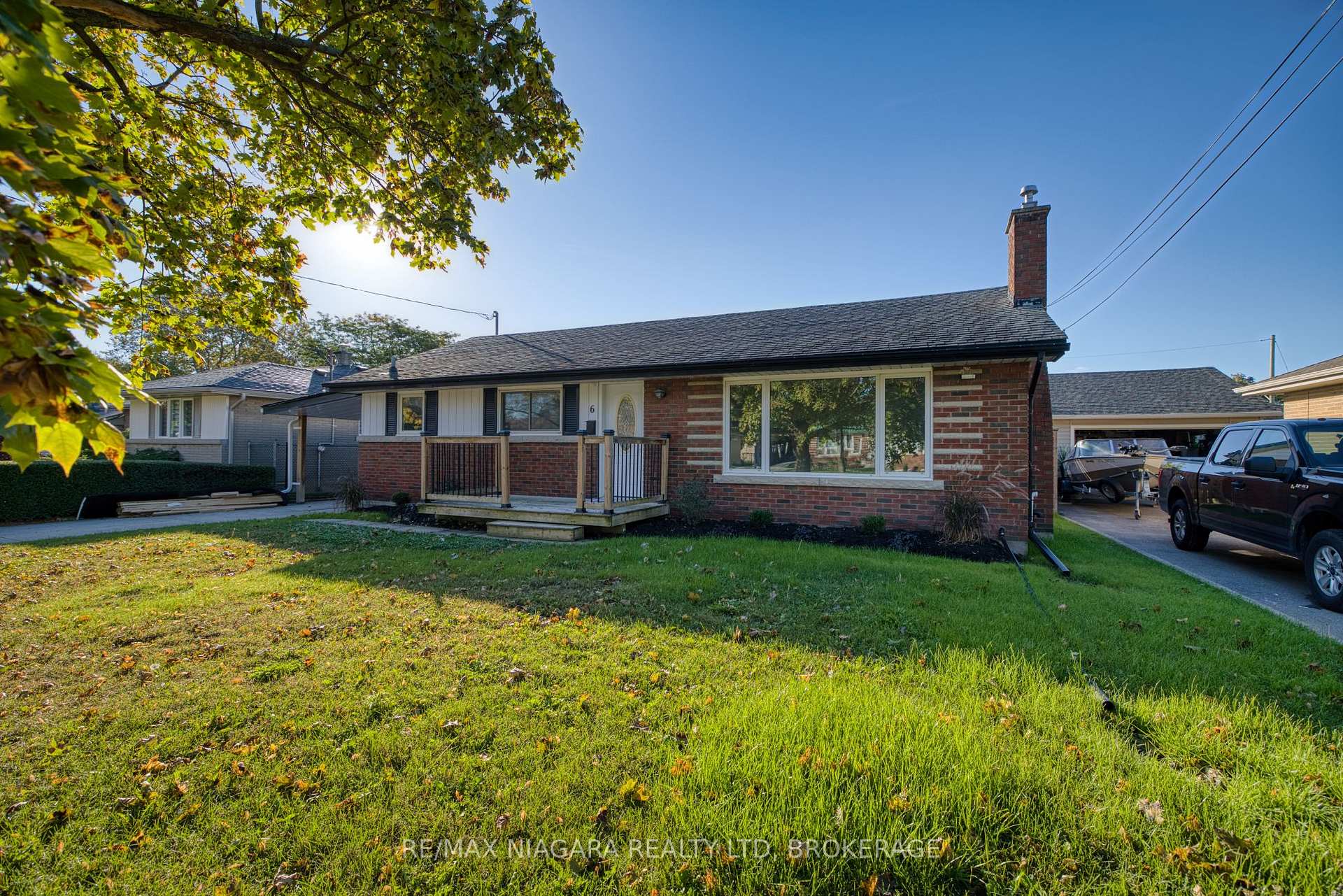 Photo 2 of 6 Broadmore Avenue, St. Catharines, Carlton/Bunting — HOMEH