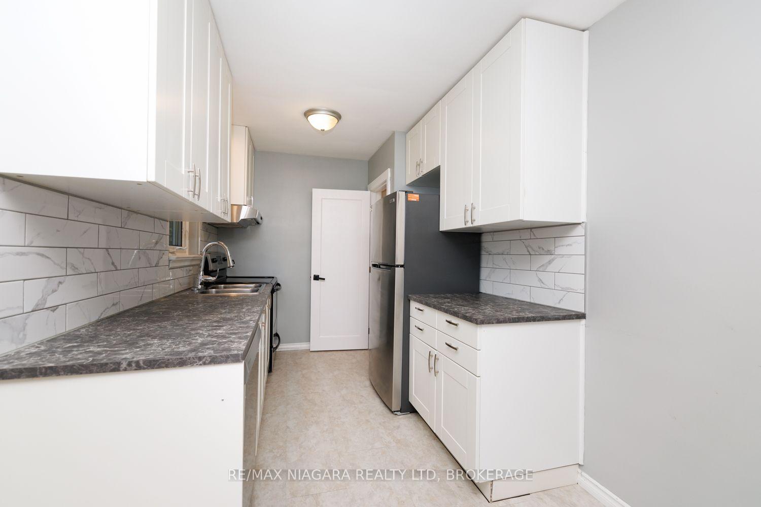 Photo 10 of 6 Broadmore Avenue, St. Catharines, Carlton/Bunting — HOMEH