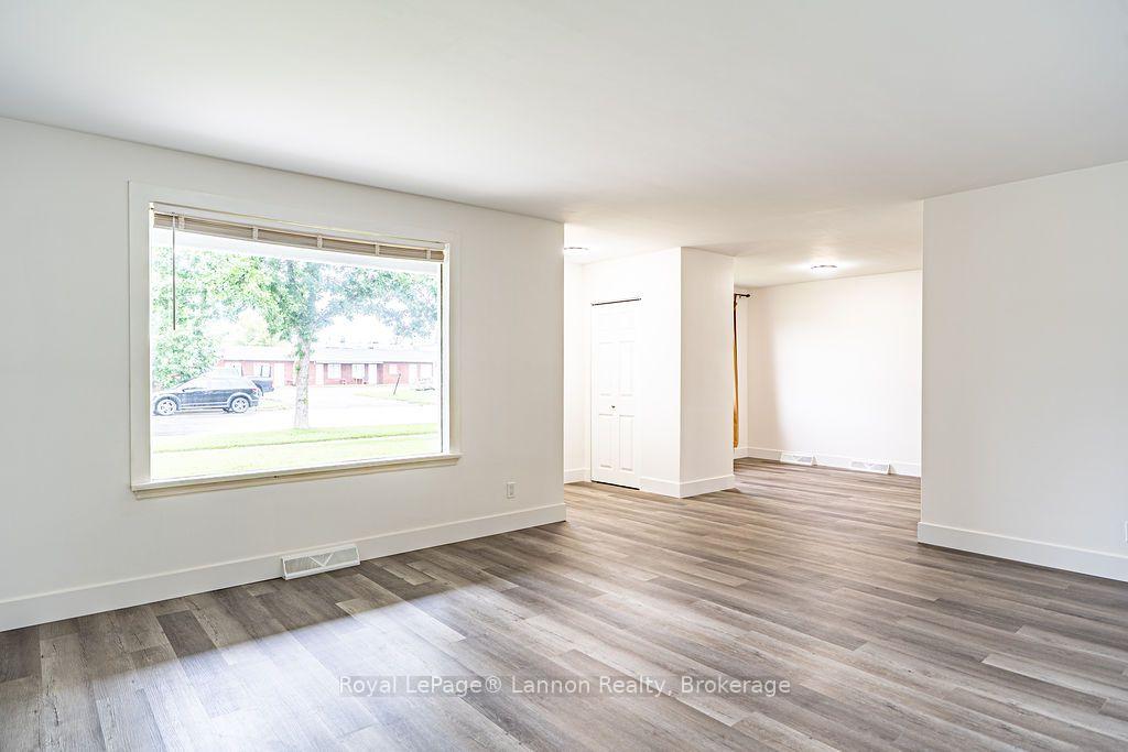 Photo 4 of 356 Kingsway Avenue, Thunder Bay, Hyde Park — HOMEH