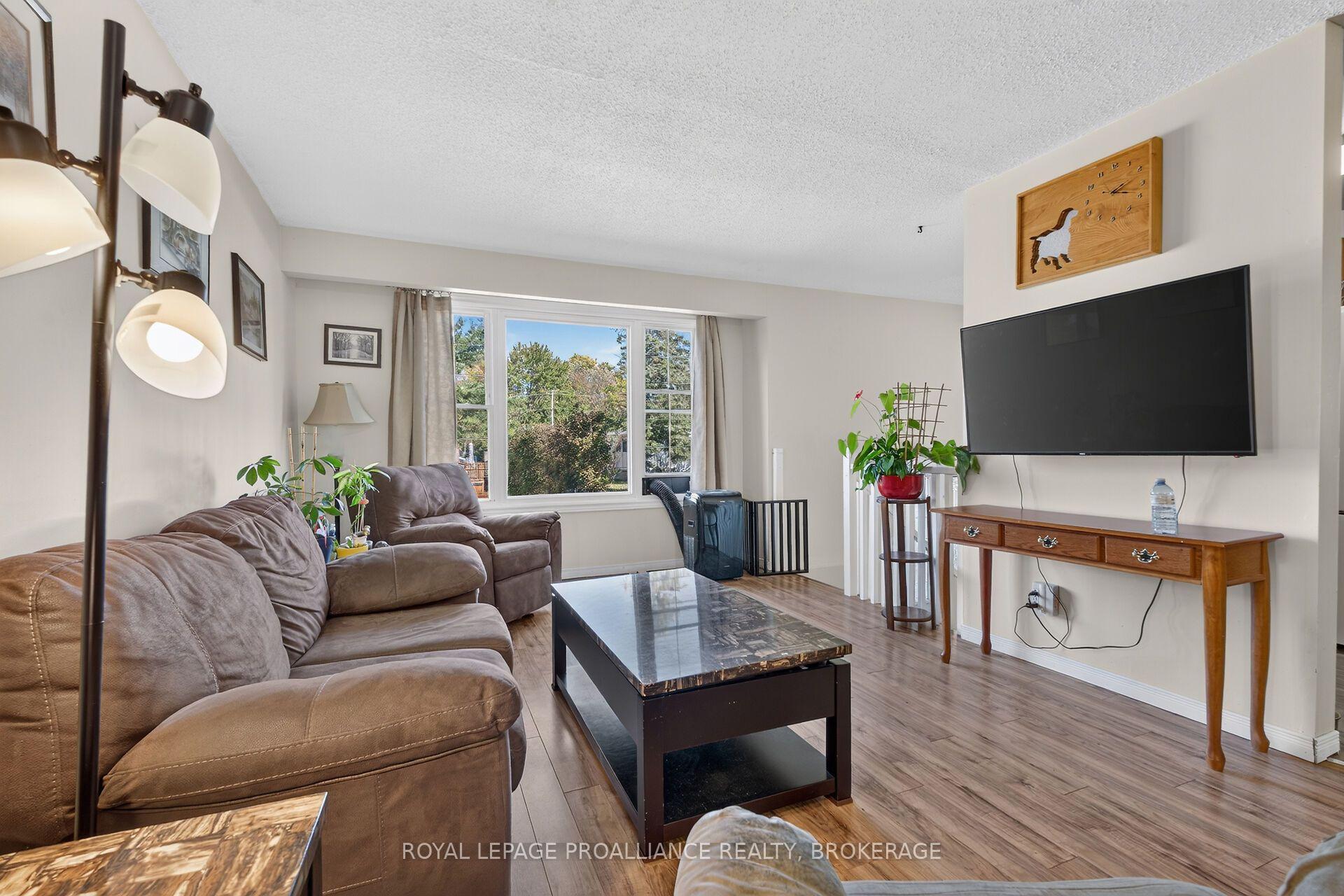Photo 5 of 464 Henrietta Street, Gananoque, Gananoque — HOMEH
