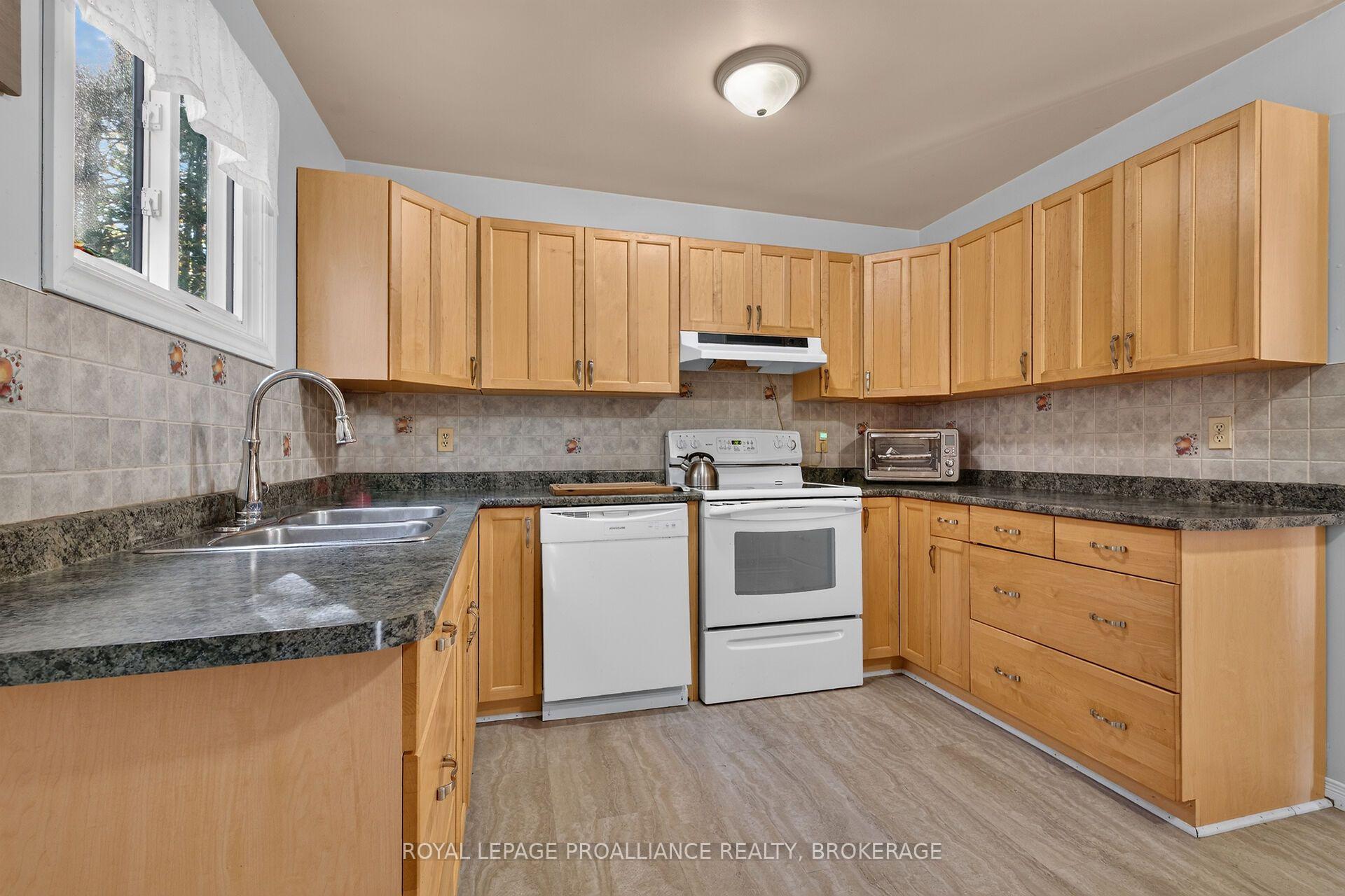 Photo 9 of 464 Henrietta Street, Gananoque, Gananoque — HOMEH