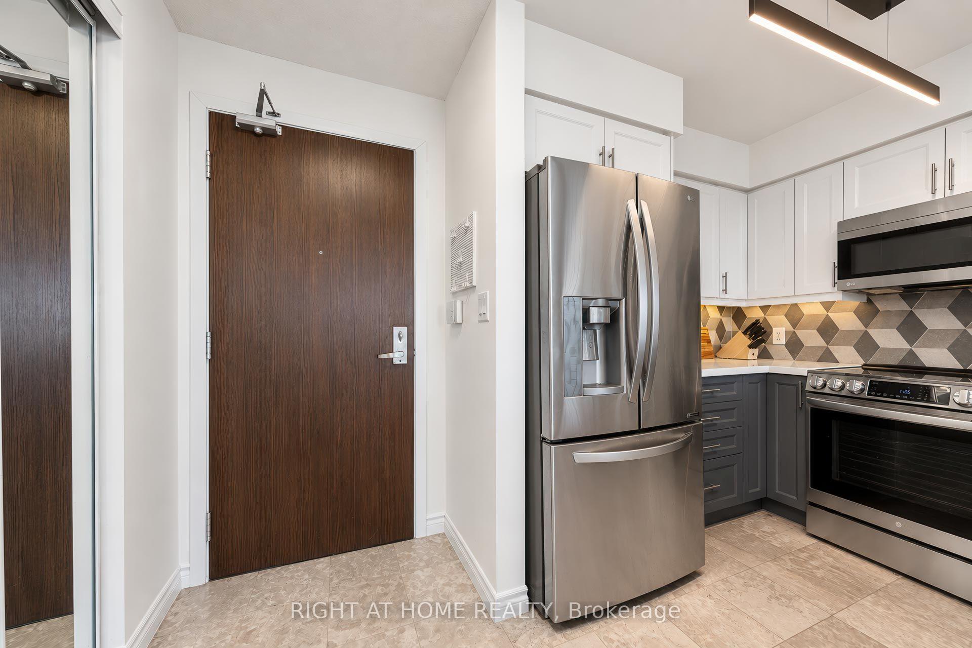 Photo 4 of Unit 2022, 35 Hollywood Avenue, North York, Willowdale East — HOMEH