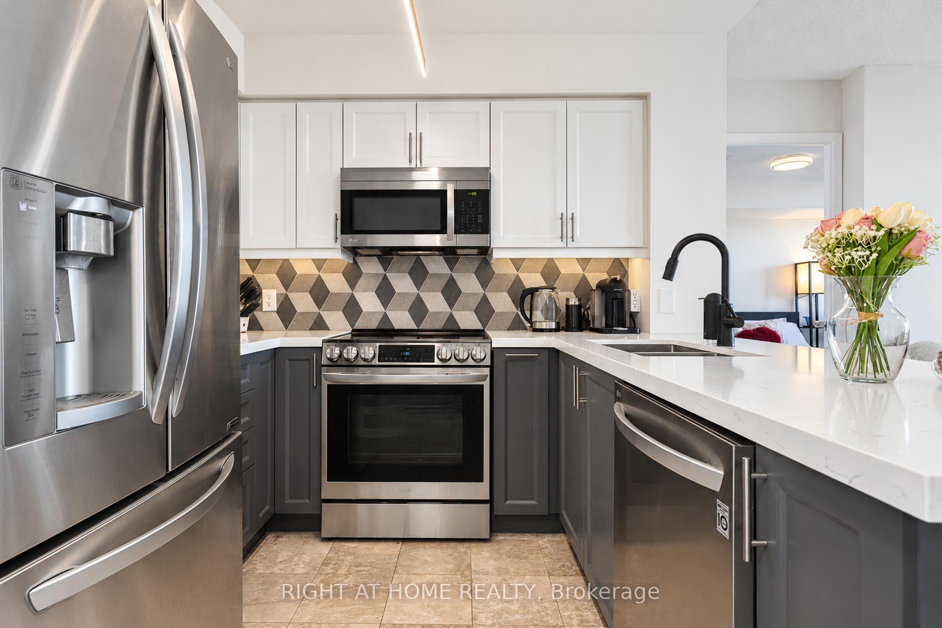 Photo 5 of Unit 2022, 35 Hollywood Avenue, North York, Willowdale East — HOMEH
