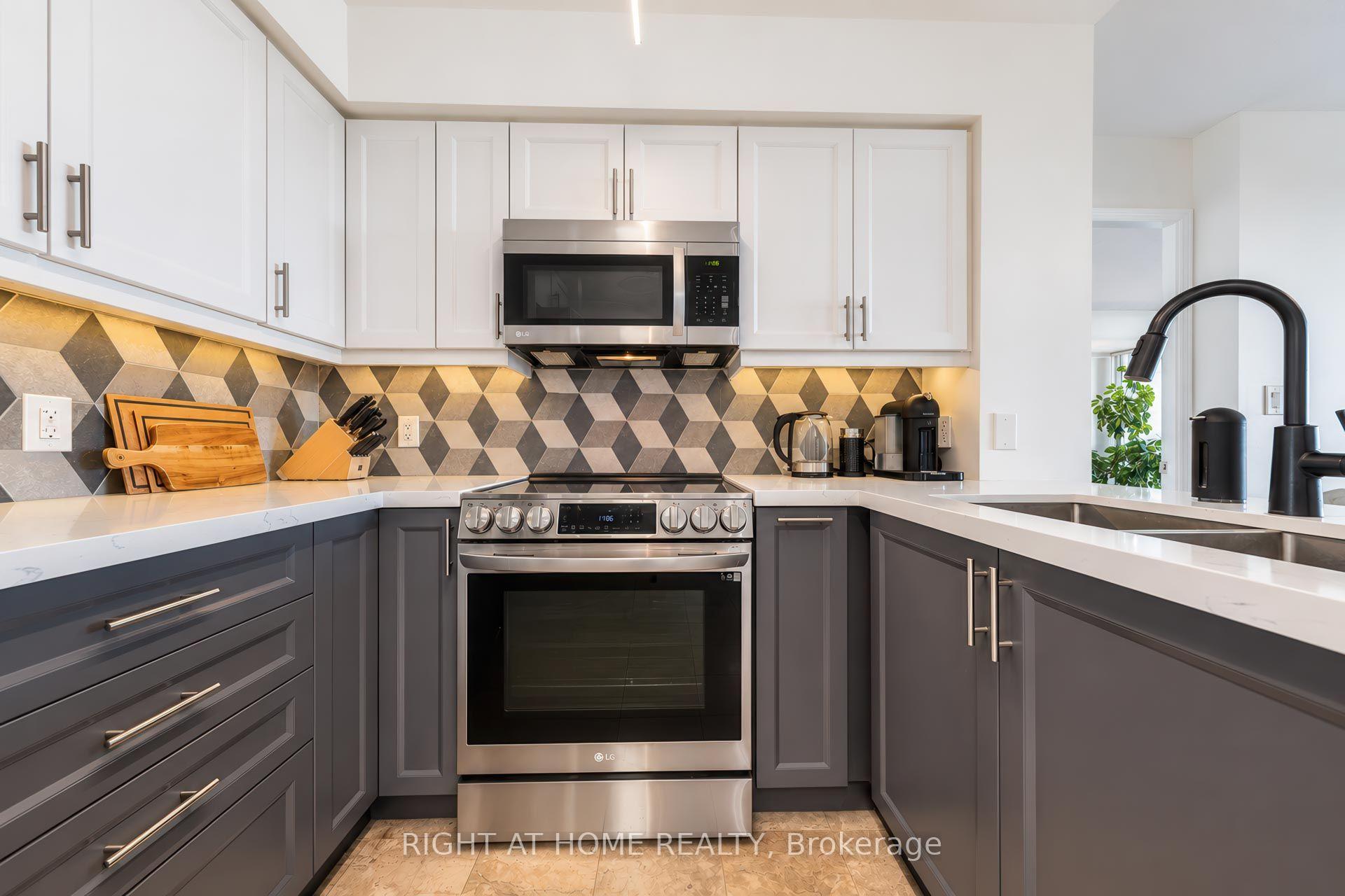 Photo 6 of Unit 2022, 35 Hollywood Avenue, North York, Willowdale East — HOMEH