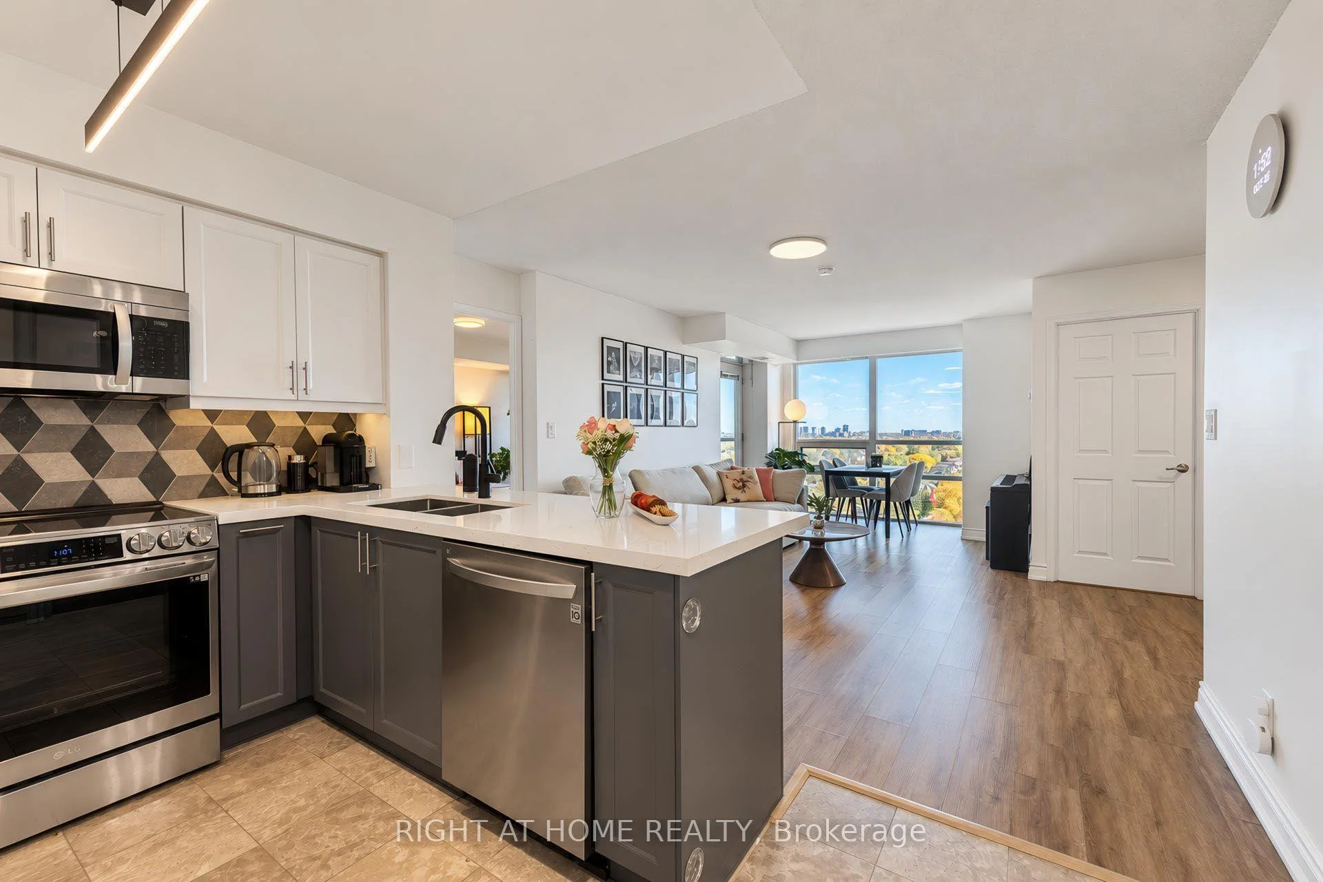Photo 7 of Unit 2022, 35 Hollywood Avenue, North York, Willowdale East — HOMEH