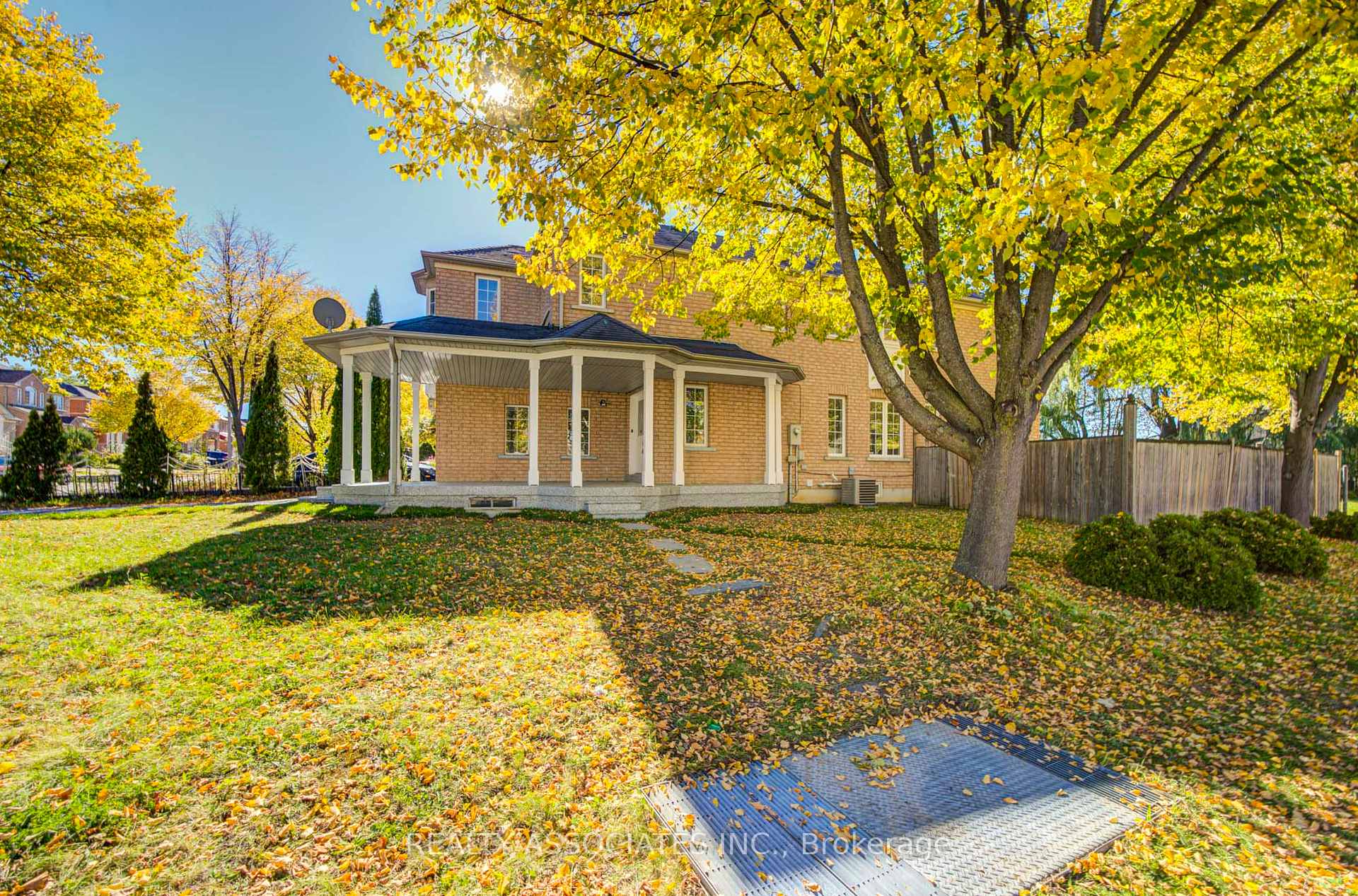 Photo 3 of 71 Highhill Drive, Scarborough, Tam O'Shanter-Sullivan — HOMEH