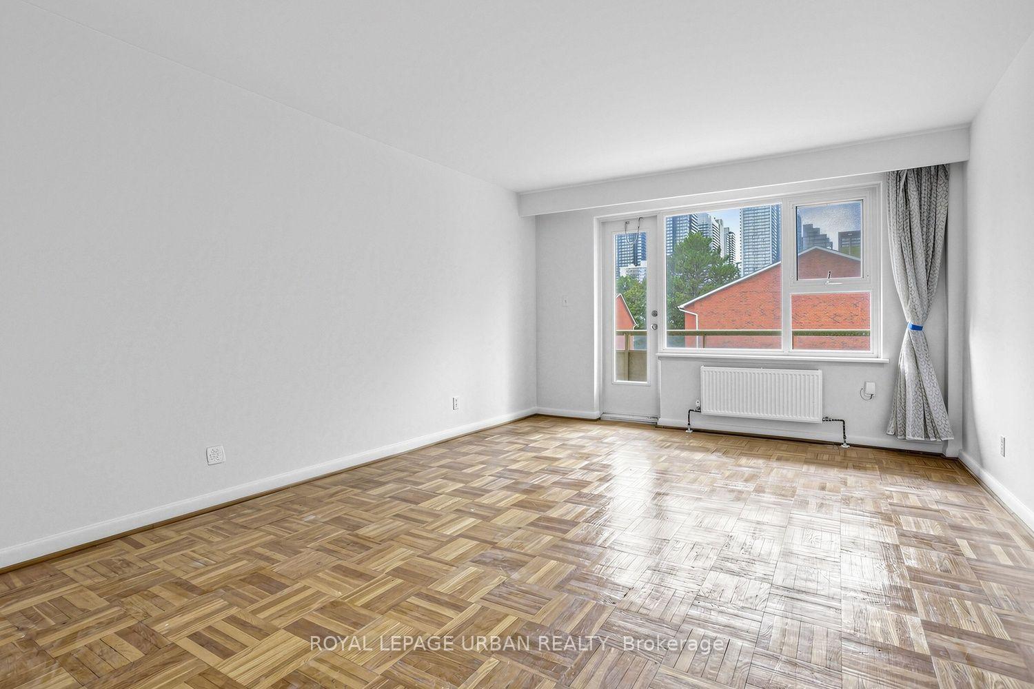 Photo 3 of Unit 17, 8 Corinth Gardens, Toronto, Mount Pleasant East — HOMEH