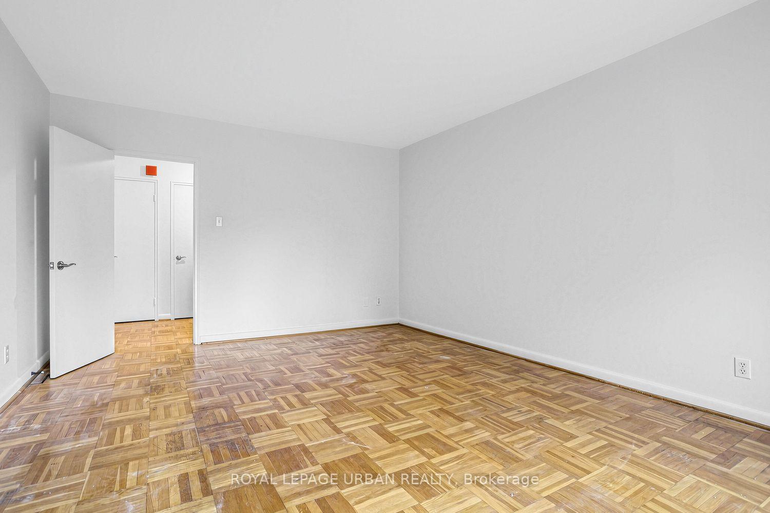 Photo 5 of Unit 17, 8 Corinth Gardens, Toronto, Mount Pleasant East — HOMEH