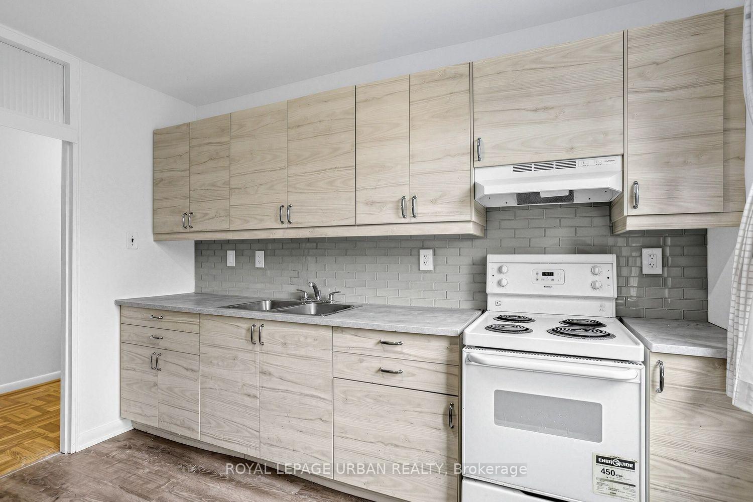 Photo 9 of Unit 17, 8 Corinth Gardens, Toronto, Mount Pleasant East — HOMEH