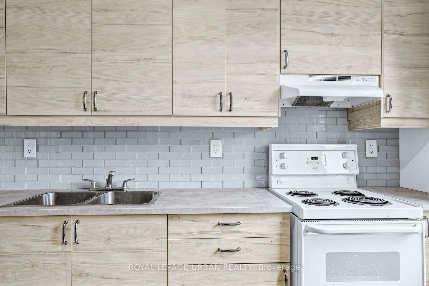 Photo 12 of Unit 17, 8 Corinth Gardens, Toronto, Mount Pleasant East — HOMEH