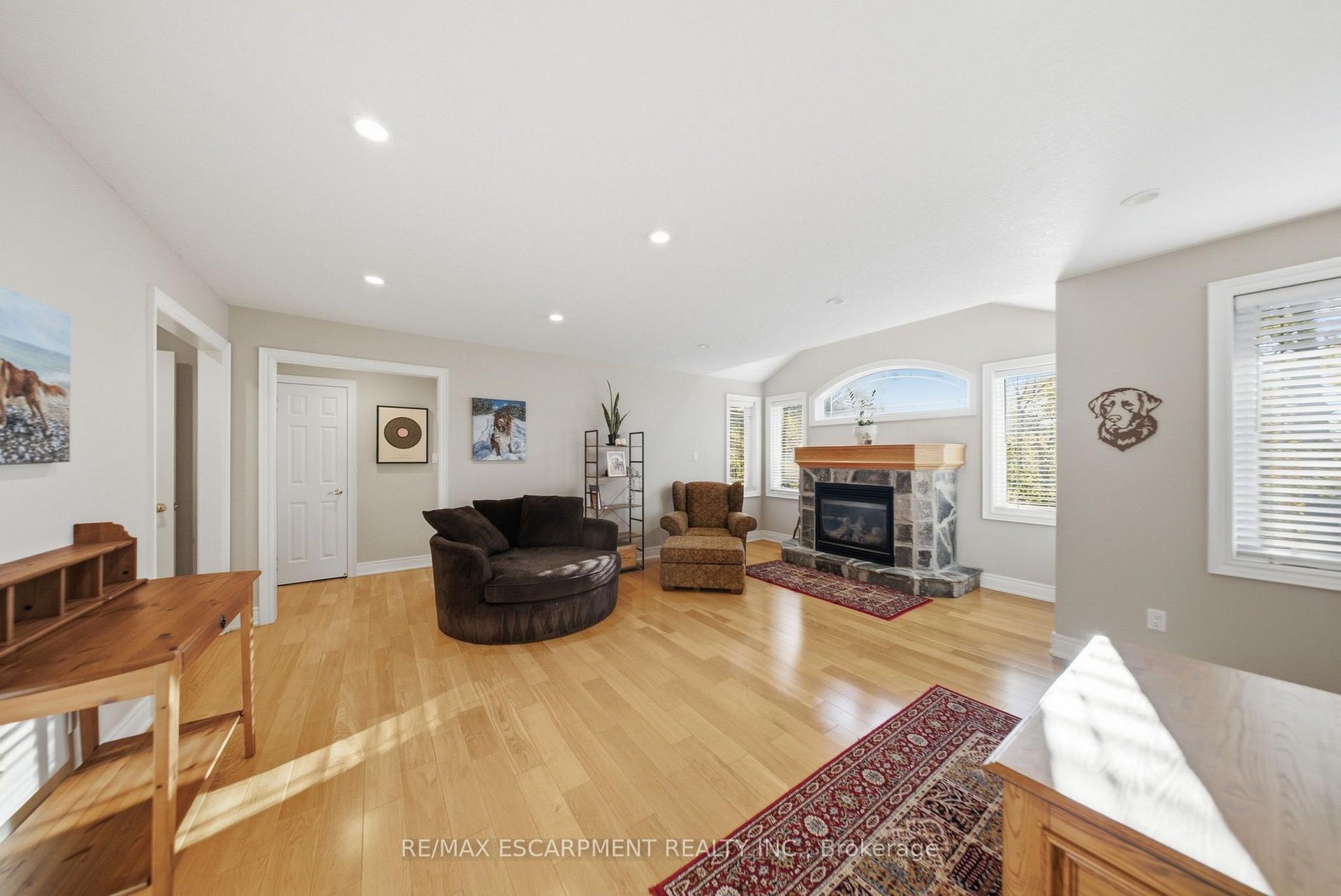 Photo 23 of 95 Tollgate Drive, Hamilton, Ancaster — HOMEH