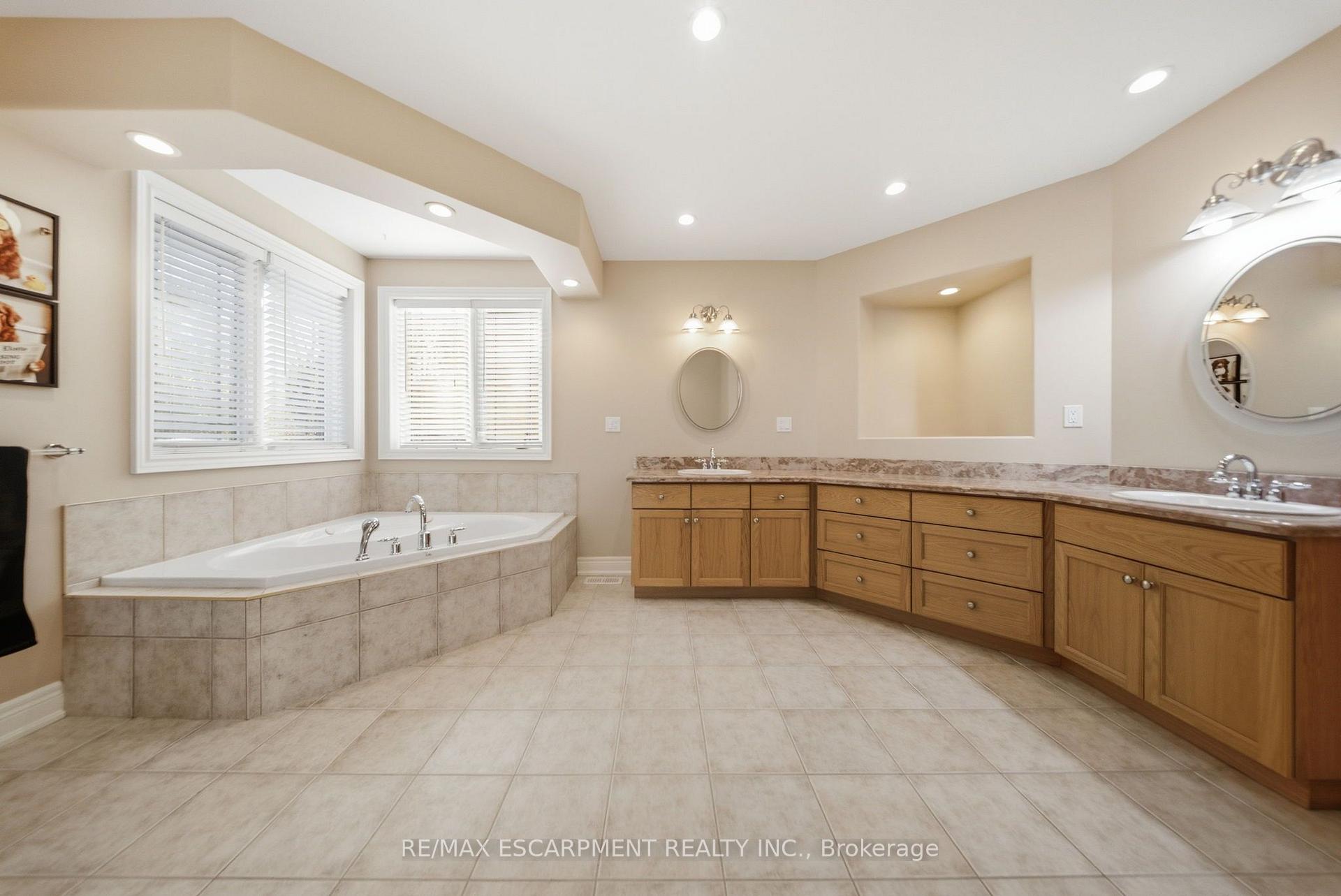 Photo 25 of 95 Tollgate Drive, Hamilton, Ancaster — HOMEH