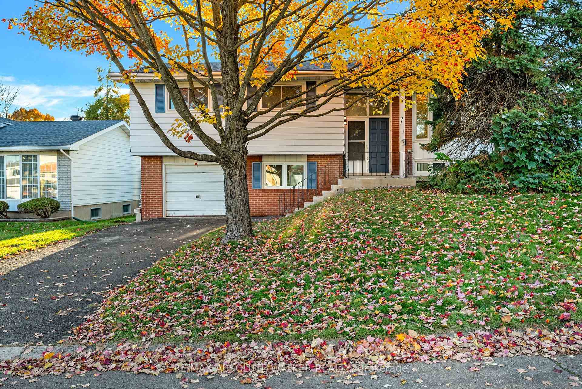 Photo 3 of 18 Silver Aspen Crescent, Ottawa, Blackburn Hamlet — HOMEH