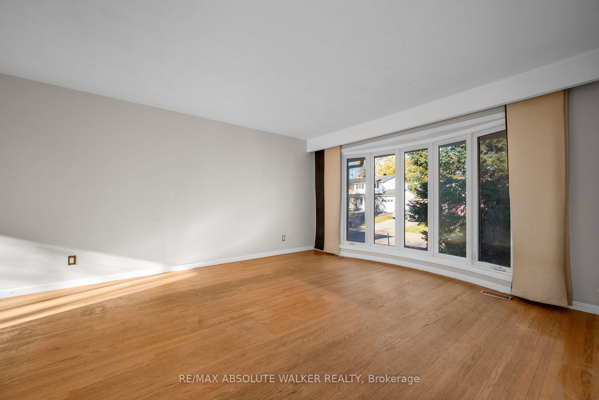 Photo 5 of 18 Silver Aspen Crescent, Ottawa, Blackburn Hamlet — HOMEH