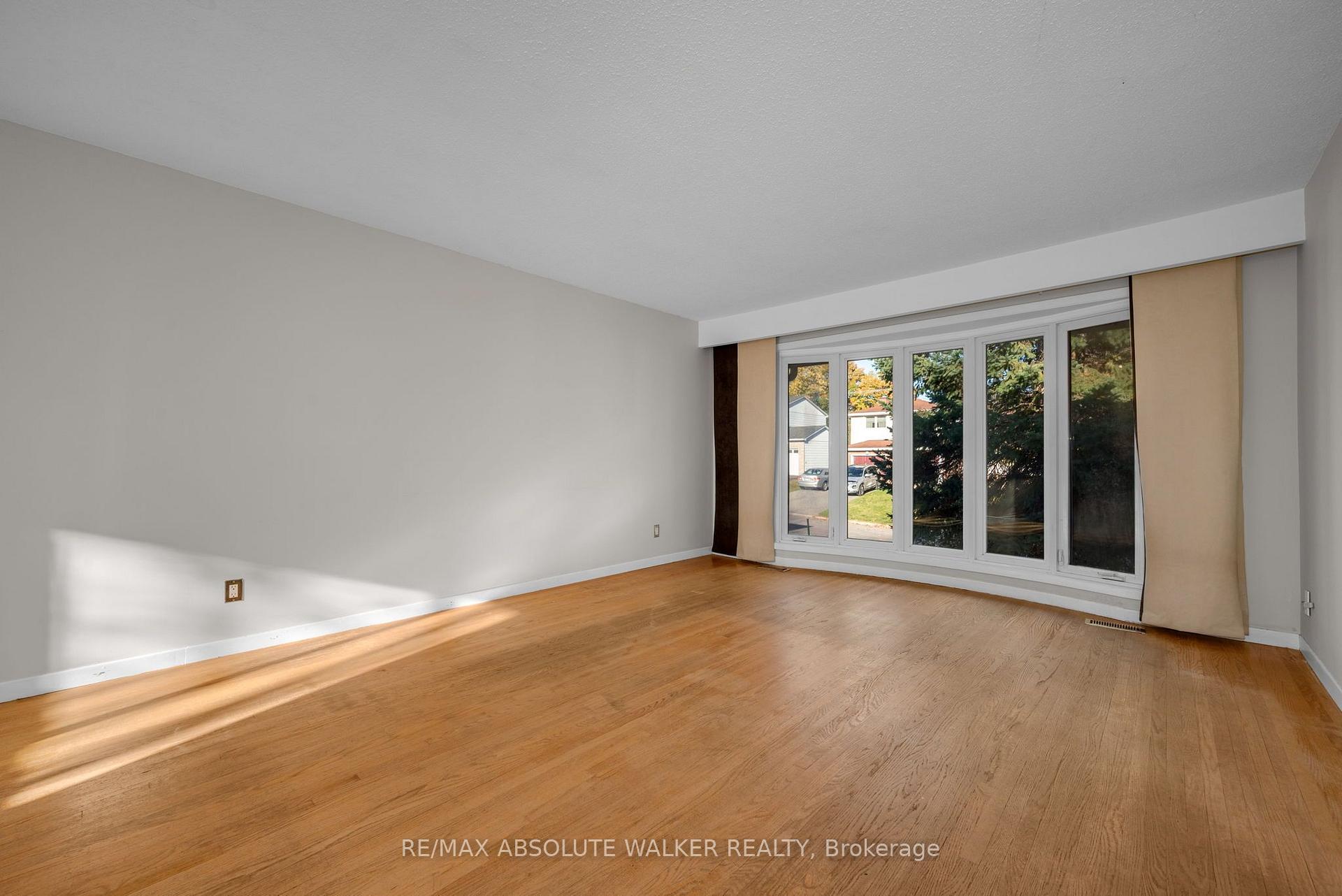 Photo 6 of 18 Silver Aspen Crescent, Ottawa, Blackburn Hamlet — HOMEH