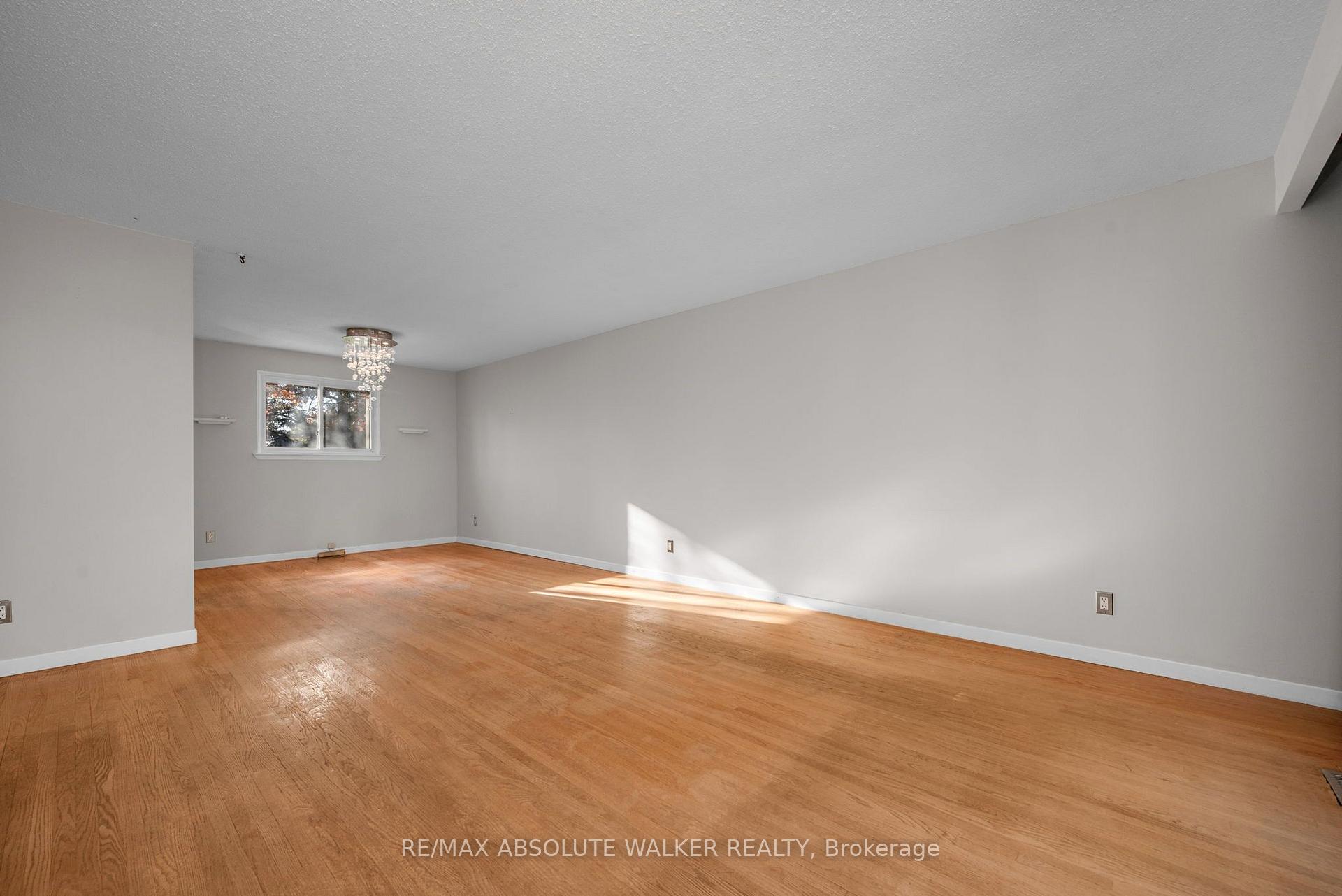 Photo 7 of 18 Silver Aspen Crescent, Ottawa, Blackburn Hamlet — HOMEH