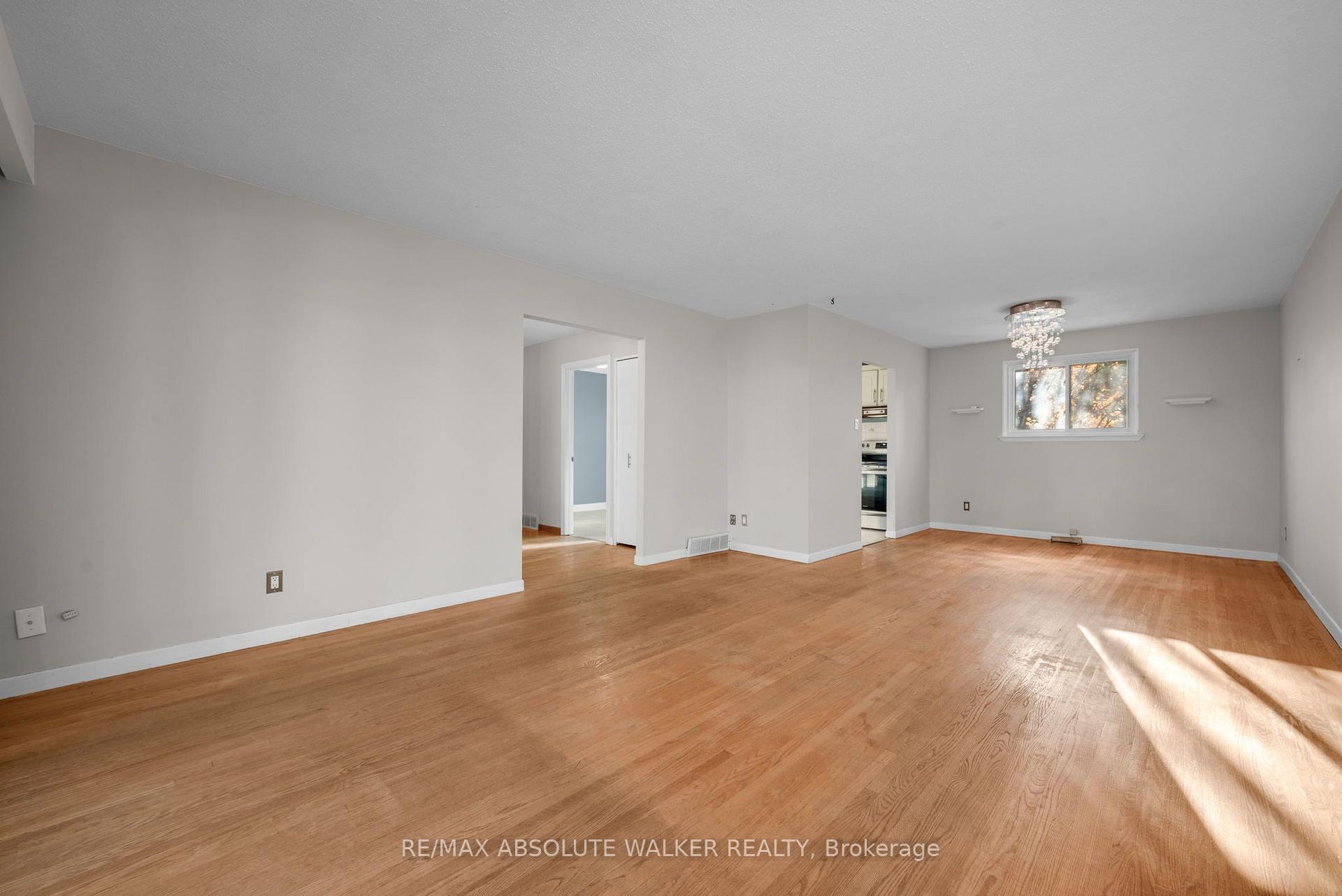 Photo 8 of 18 Silver Aspen Crescent, Ottawa, Blackburn Hamlet — HOMEH