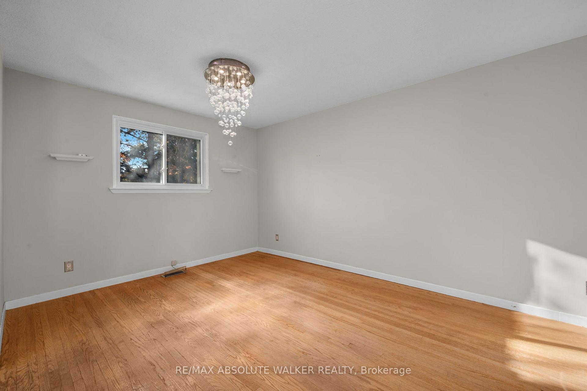 Photo 10 of 18 Silver Aspen Crescent, Ottawa, Blackburn Hamlet — HOMEH