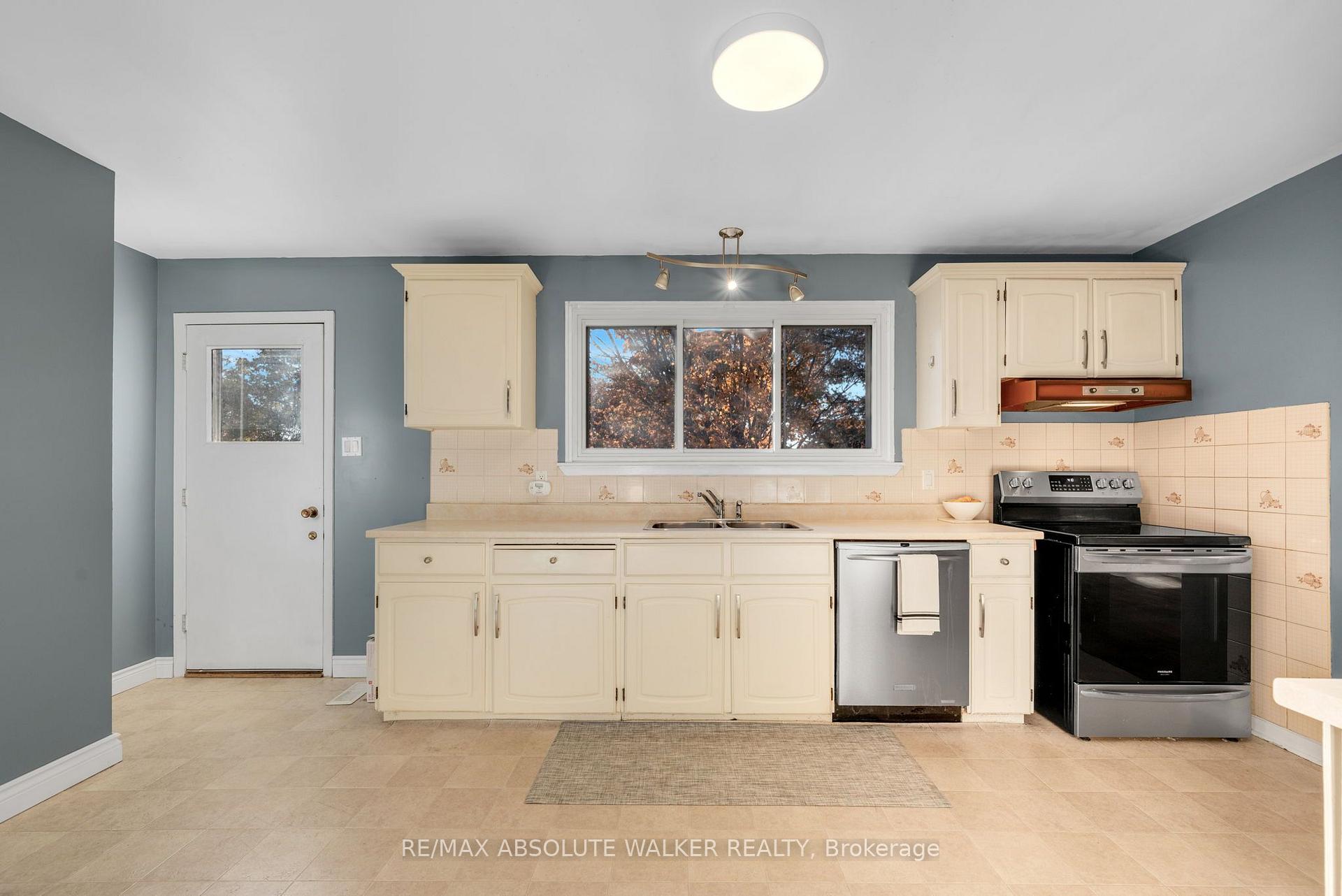 Photo 12 of 18 Silver Aspen Crescent, Ottawa, Blackburn Hamlet — HOMEH